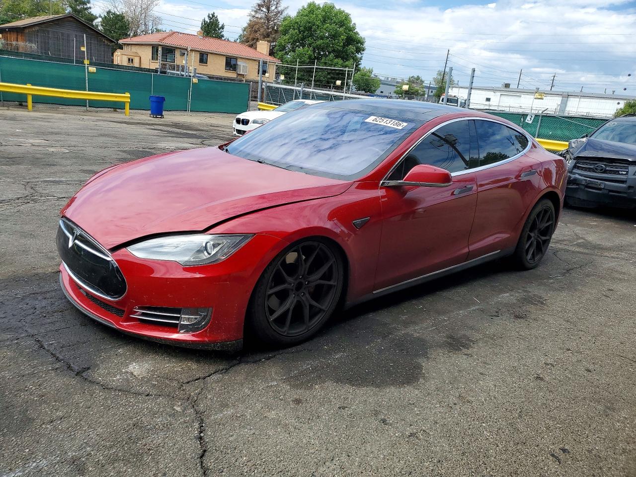 2015 Tesla Model S Red vin: 5YJSA1E25FF114902