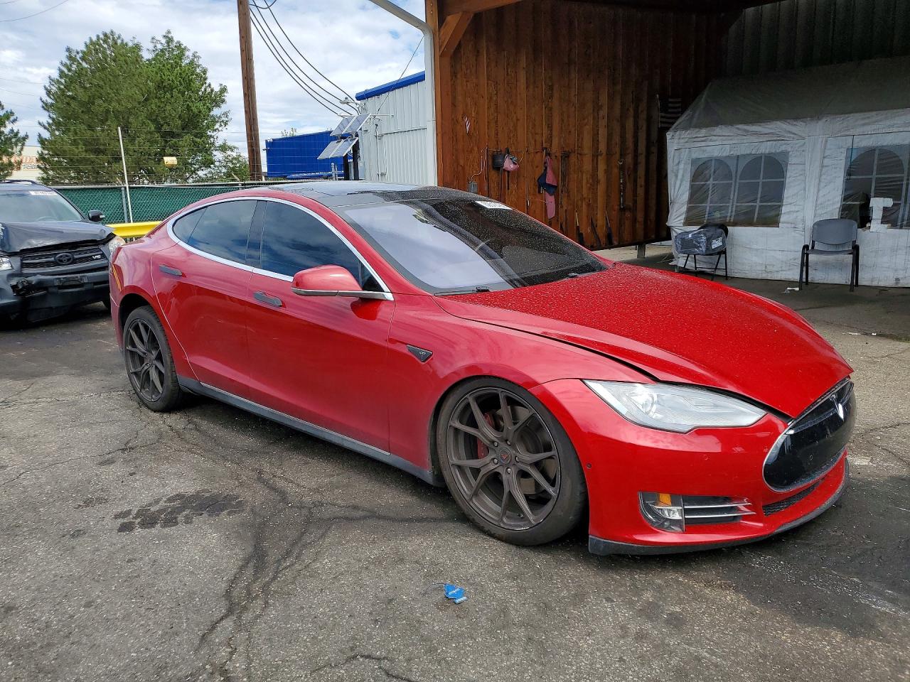 2015 Tesla Model S Красный vin: 5YJSA1E25FF114902