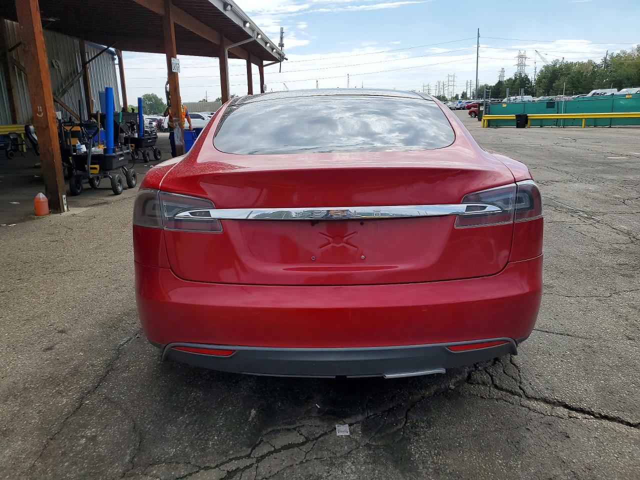 2015 Tesla Model S Красный vin: 5YJSA1E25FF114902