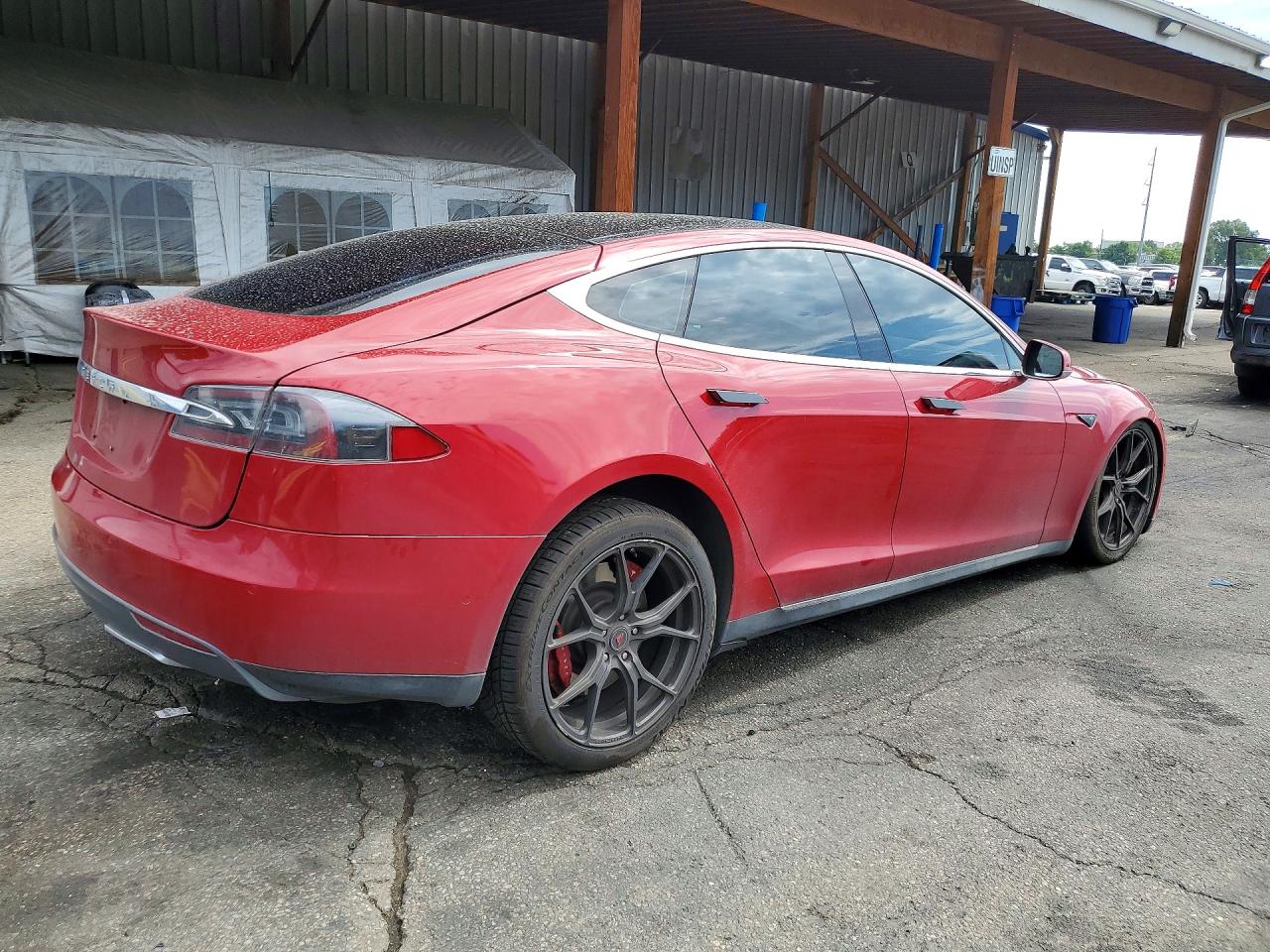 2015 Tesla Model S Красный vin: 5YJSA1E25FF114902