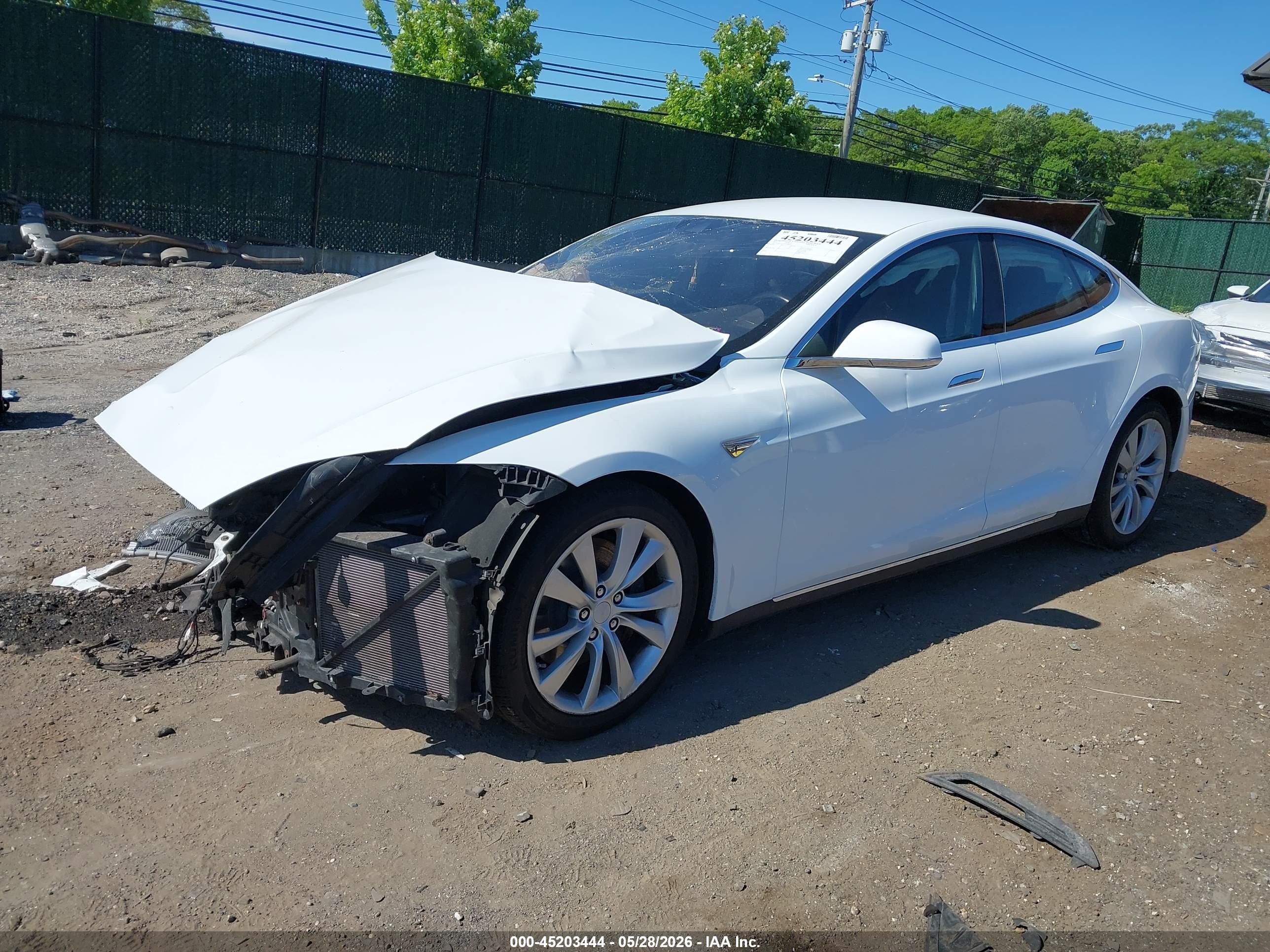 2015 Tesla Model S   White vin: 5YJSA1E26FF118828