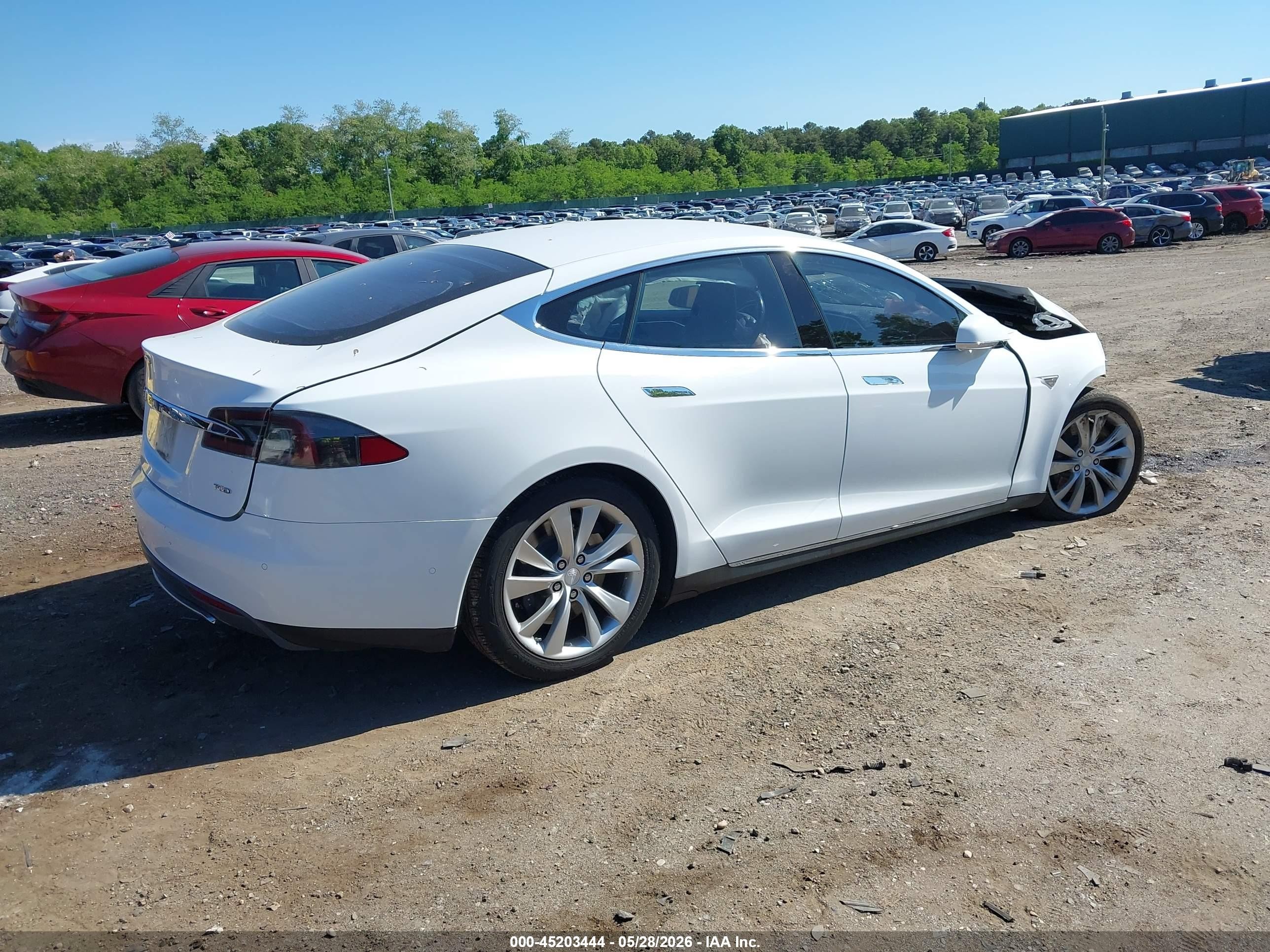2015 Tesla Model S   White vin: 5YJSA1E26FF118828