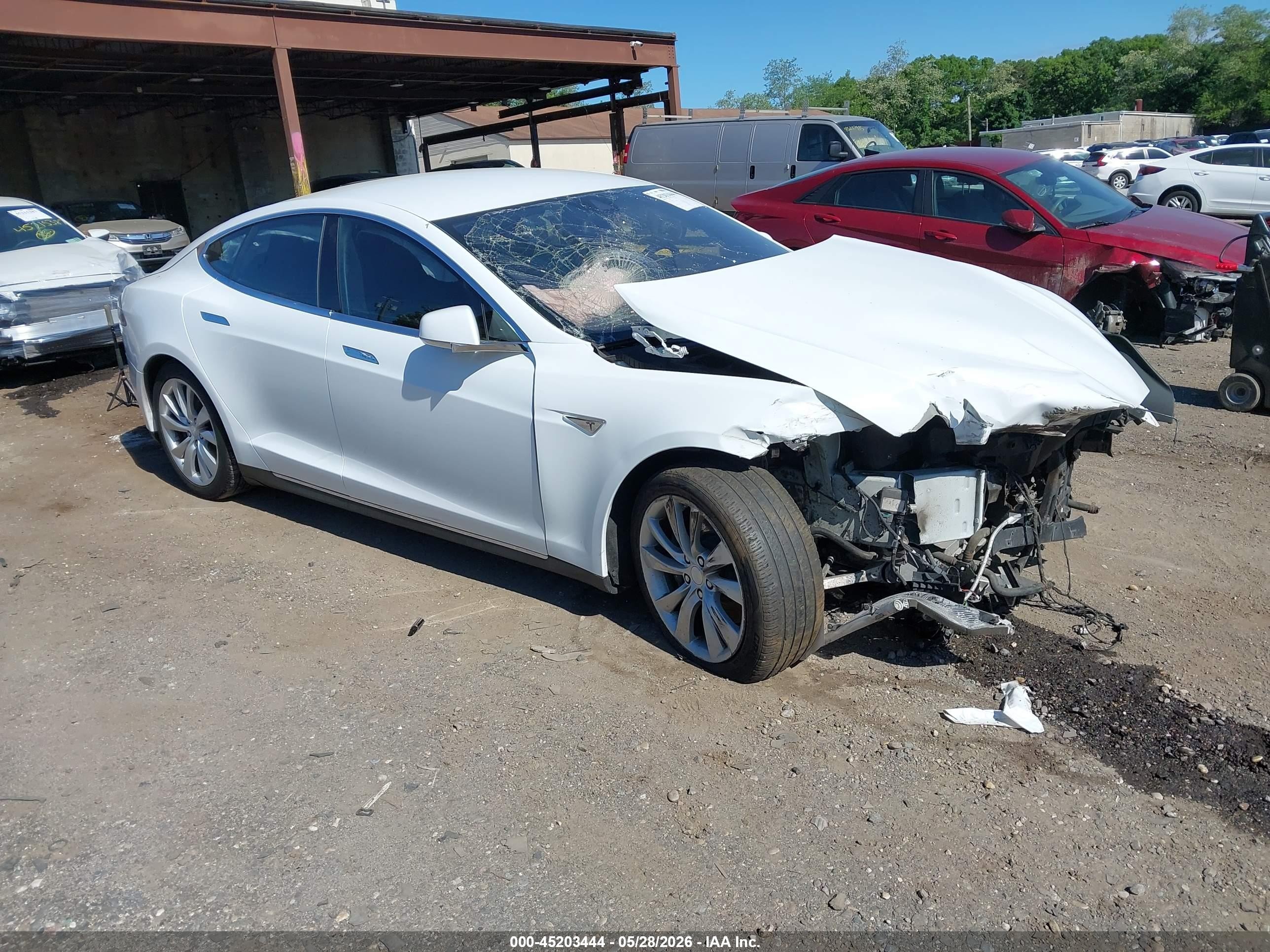 2015 Tesla Model S   Белый vin: 5YJSA1E26FF118828