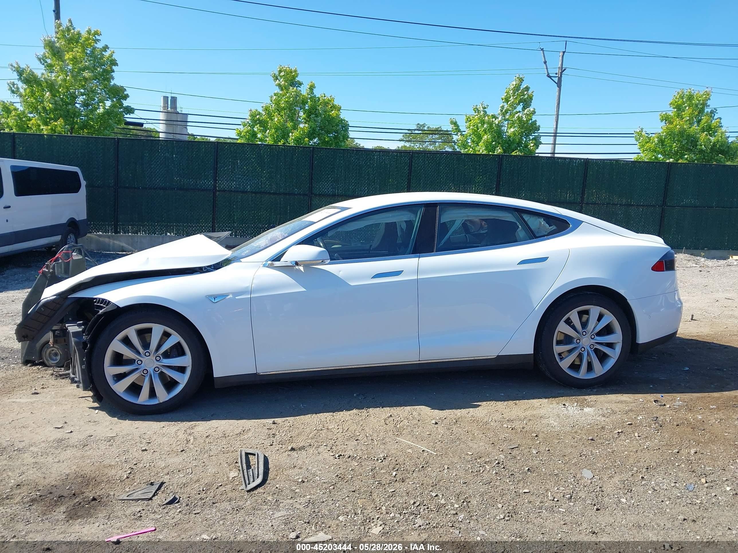 2015 Tesla Model S   White vin: 5YJSA1E26FF118828