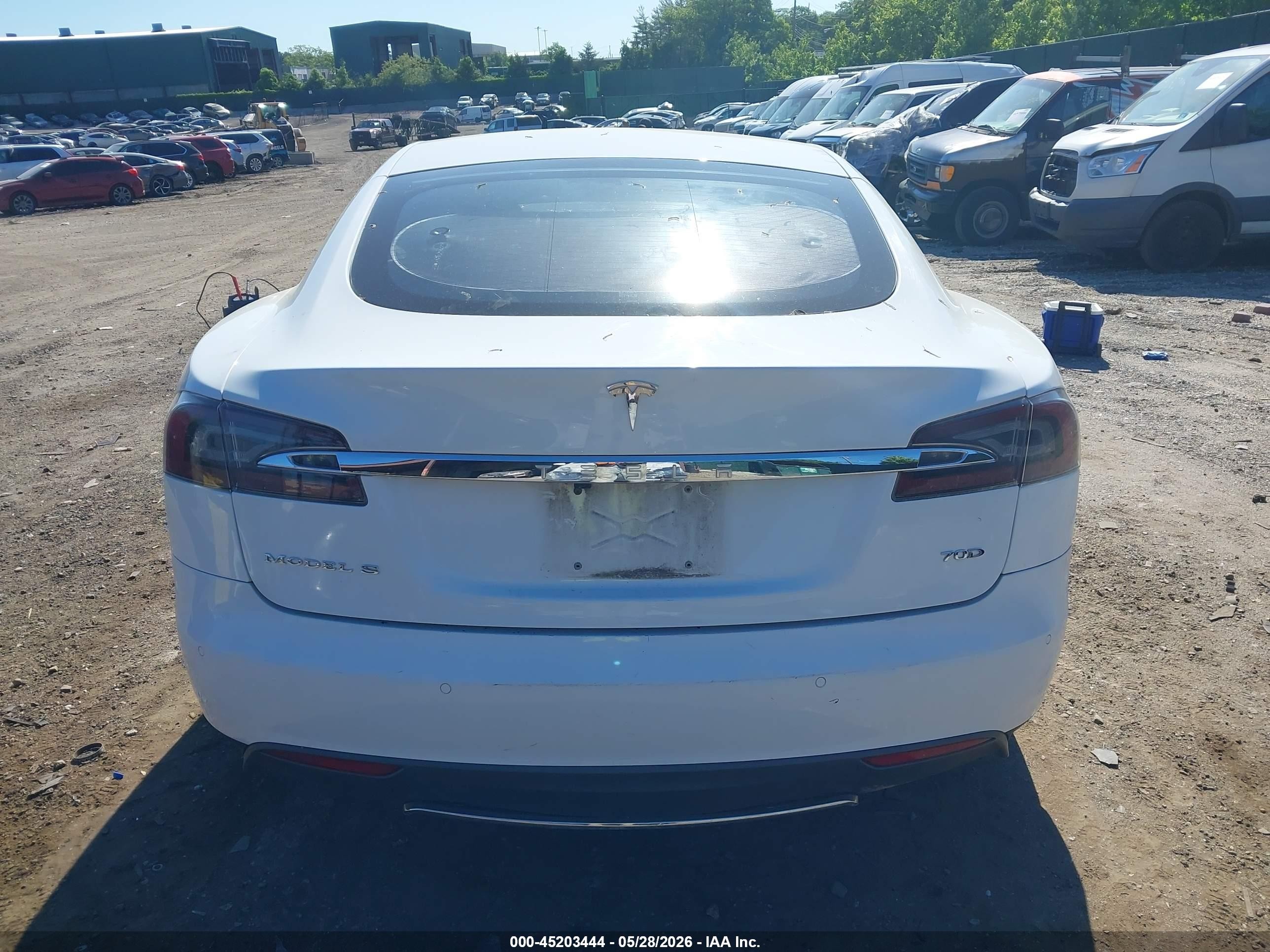 2015 Tesla Model S   White vin: 5YJSA1E26FF118828