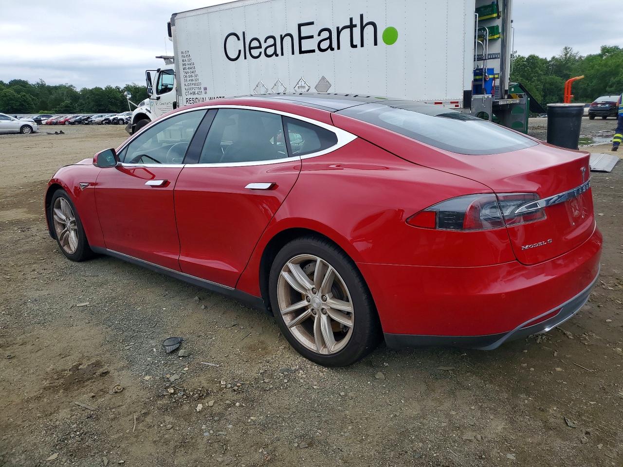 2015 Tesla Model S Red vin: 5YJSA1E27FF102735