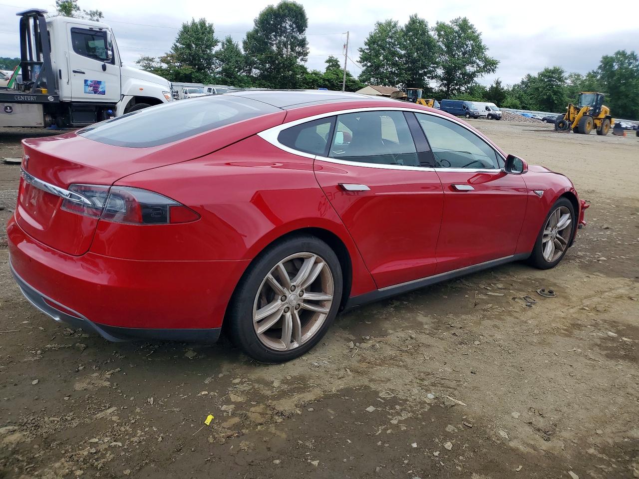 2015 Tesla Model S Red vin: 5YJSA1E27FF102735