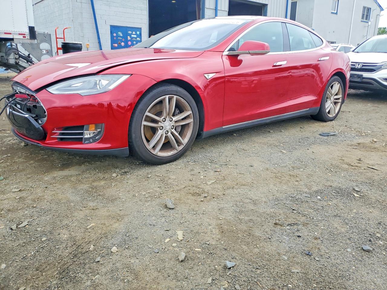 2015 Tesla Model S Red vin: 5YJSA1E27FF102735