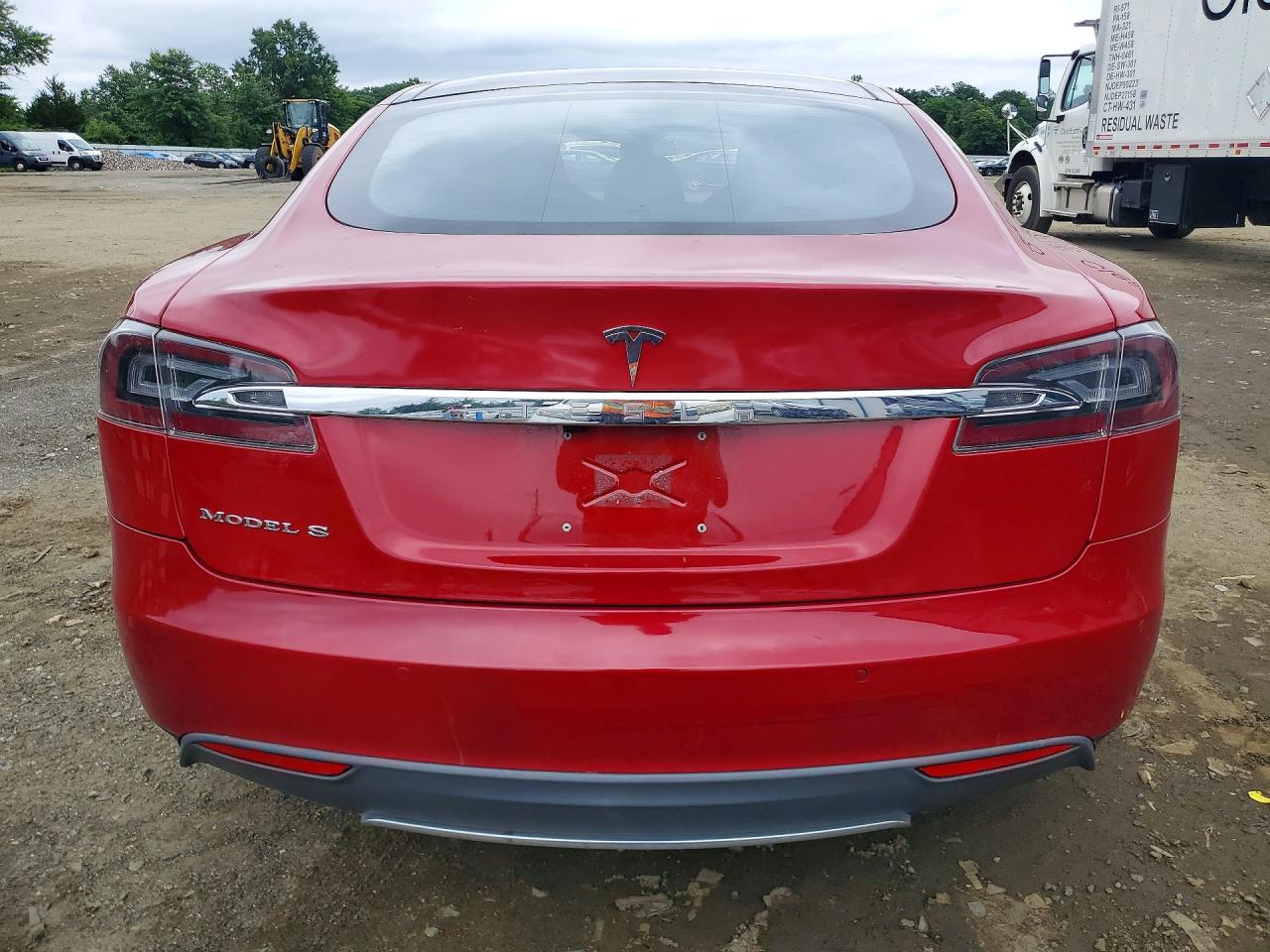 2015 Tesla Model S Red vin: 5YJSA1E27FF102735