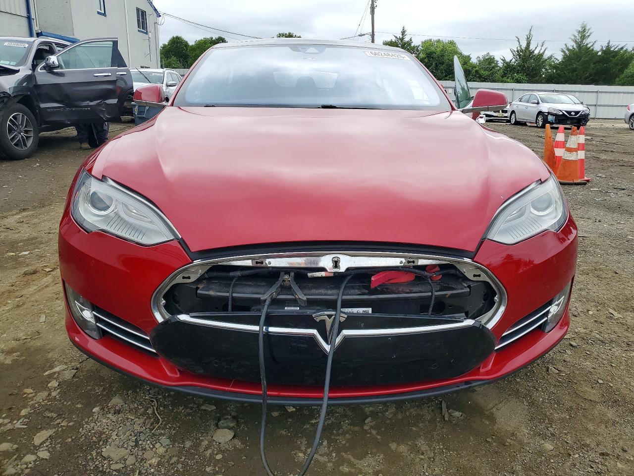 2015 Tesla Model S Red vin: 5YJSA1E27FF102735