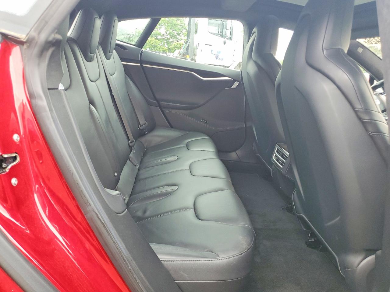 2015 Tesla Model S Red vin: 5YJSA1E27FF102735