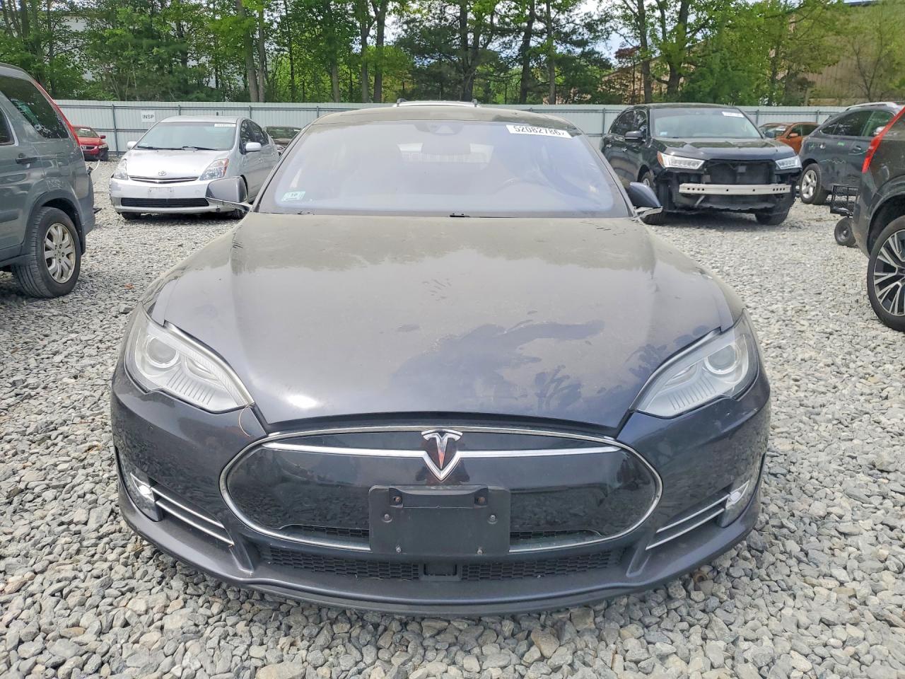 2015 Tesla Model S Серый vin: 5YJSA1E27FF116845