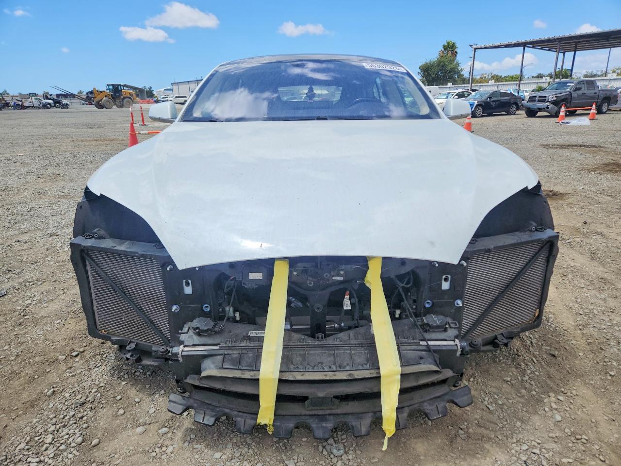 2015 Tesla Model S White vin: 5YJSA1E28FF118930