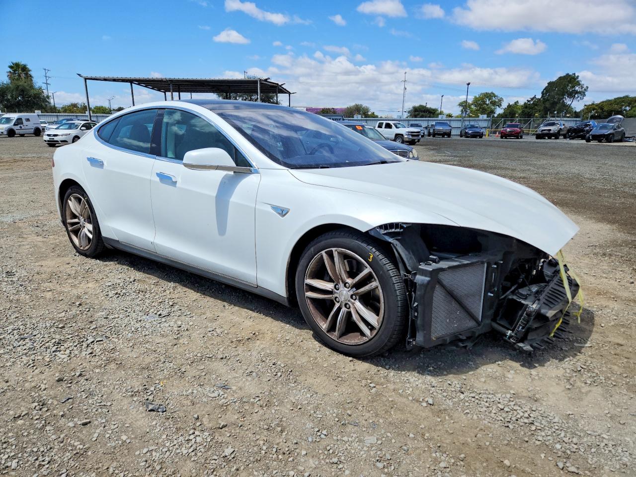 2015 Tesla Model S White vin: 5YJSA1E28FF118930