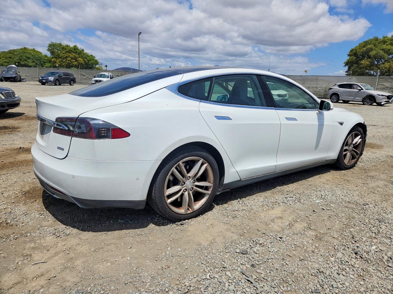 2015 Tesla Model S White vin: 5YJSA1E28FF118930