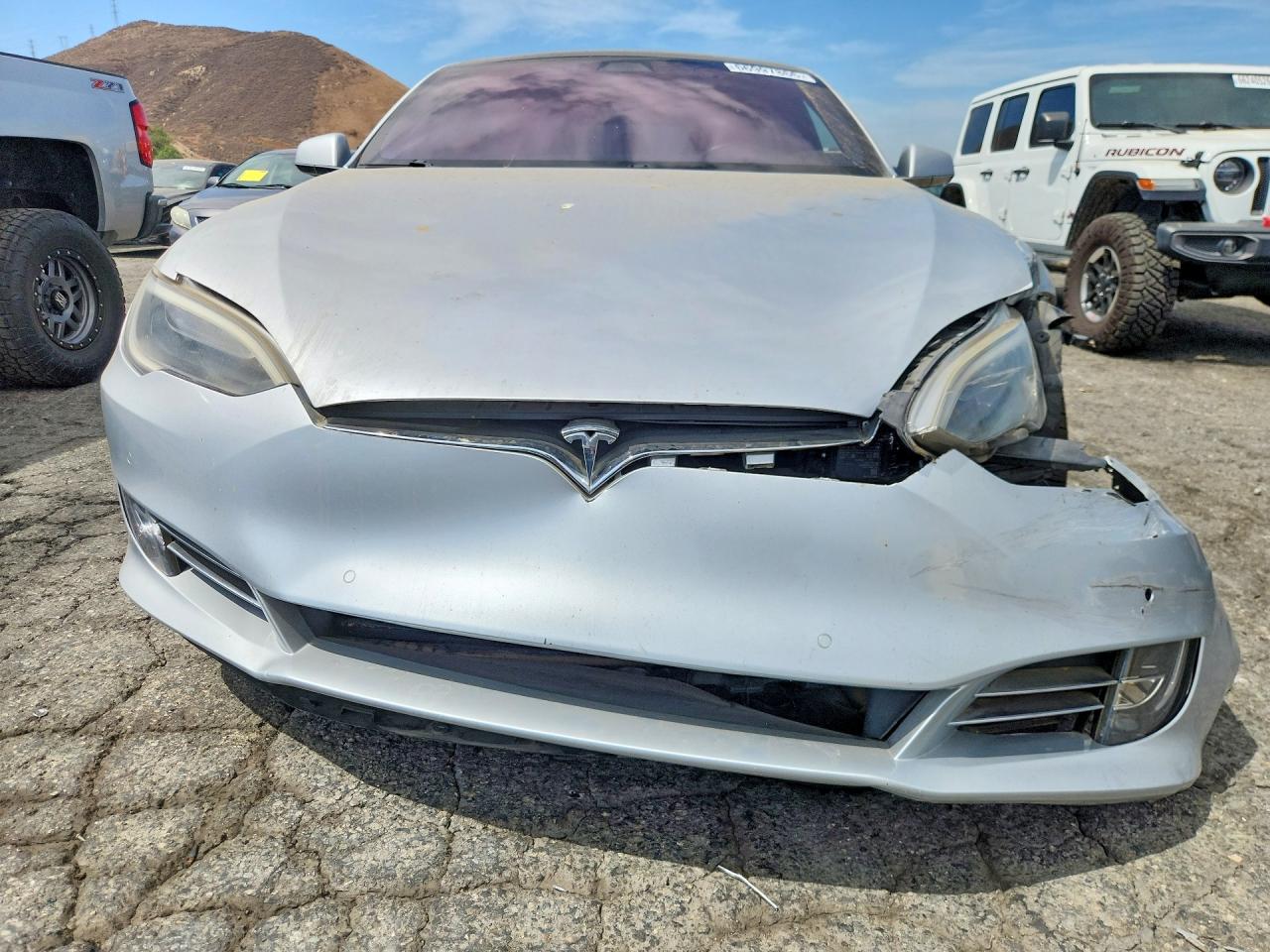 2018 Tesla Model S Серебряный vin: 5YJSA1E29JF247459