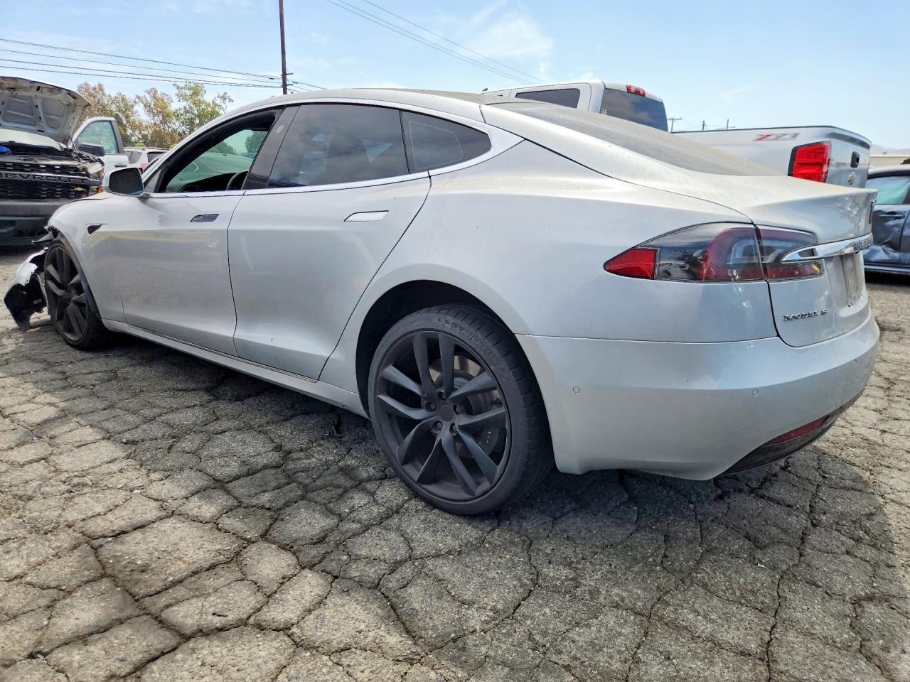 2018 Tesla Model S Серебряный vin: 5YJSA1E29JF247459