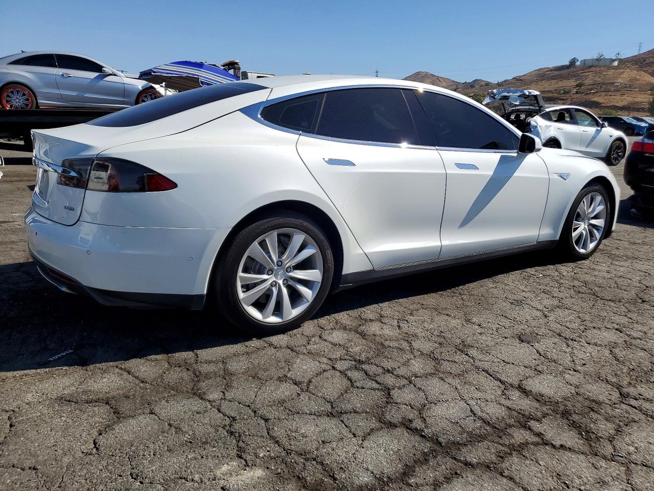 2015 Tesla Model S White vin: 5YJSA1E2XFF103720