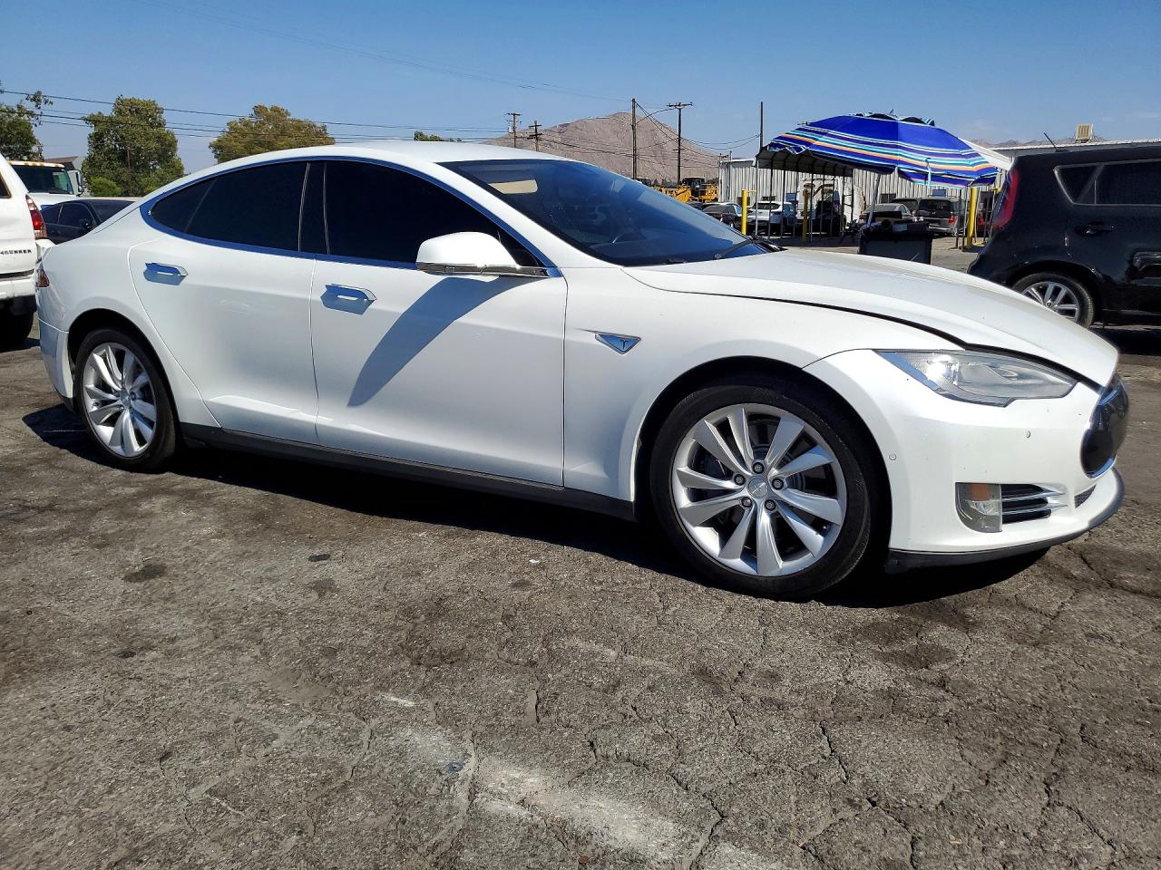 2015 Tesla Model S White vin: 5YJSA1E2XFF103720