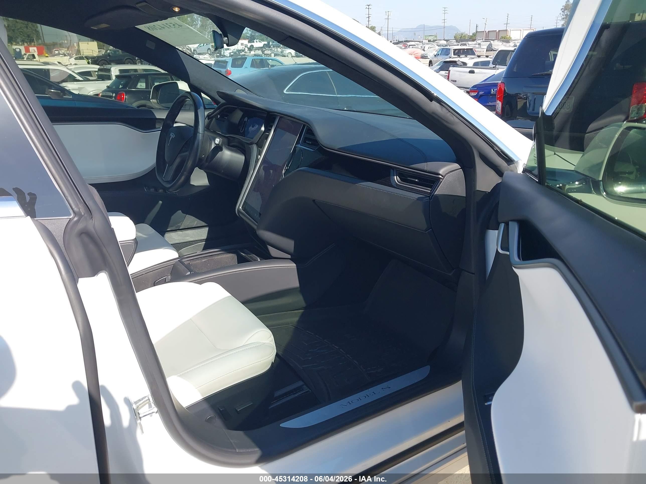 2020 Tesla Model S Long Range Dual Motor All-wheel Drive/long Range Plus Dual Motor All-wheel Drive White vin: 5YJSA1E2XLF415452
