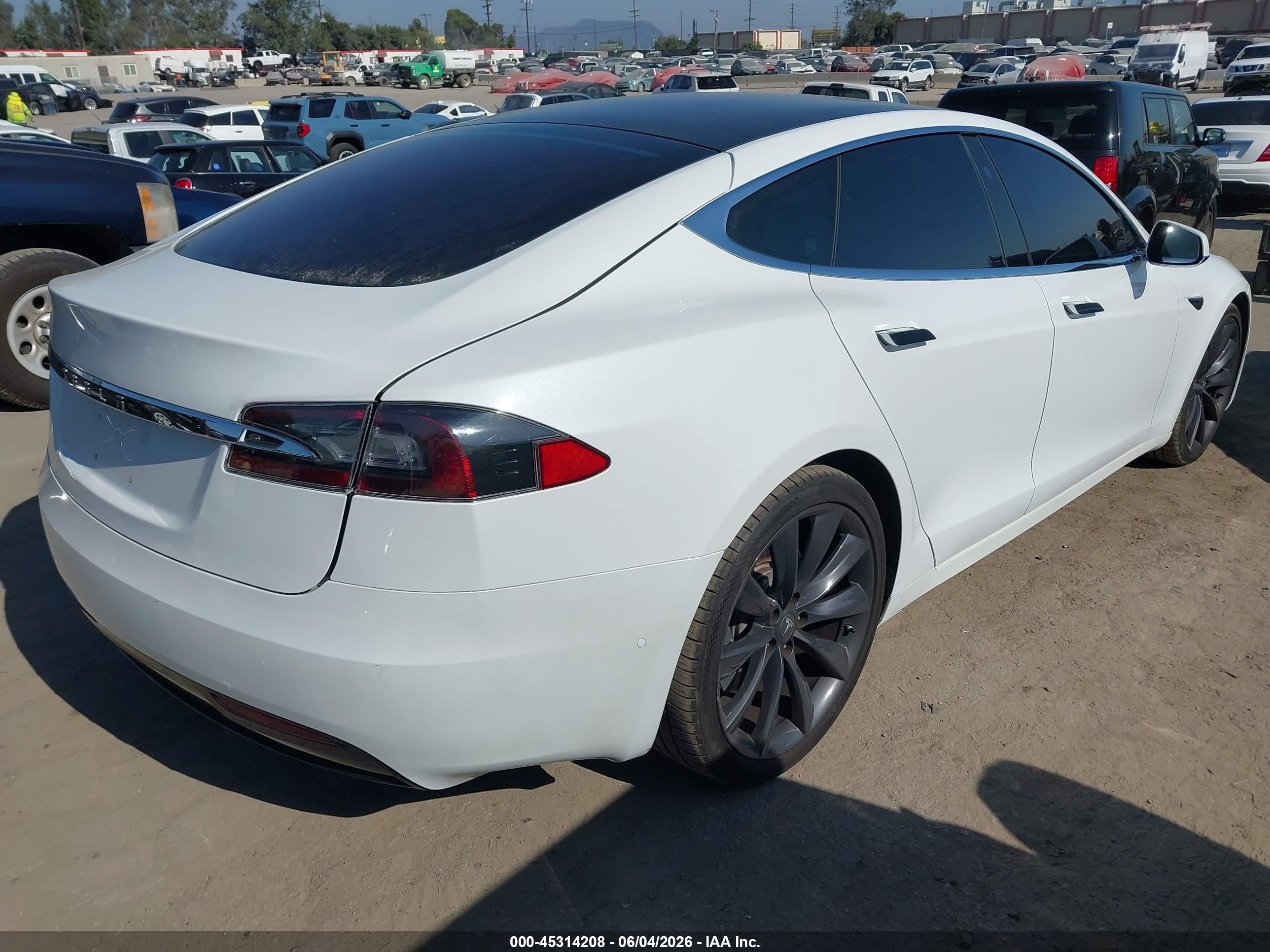 2020 Tesla Model S Long Range Dual Motor All-wheel Drive/long Range Plus Dual Motor All-wheel Drive White vin: 5YJSA1E2XLF415452