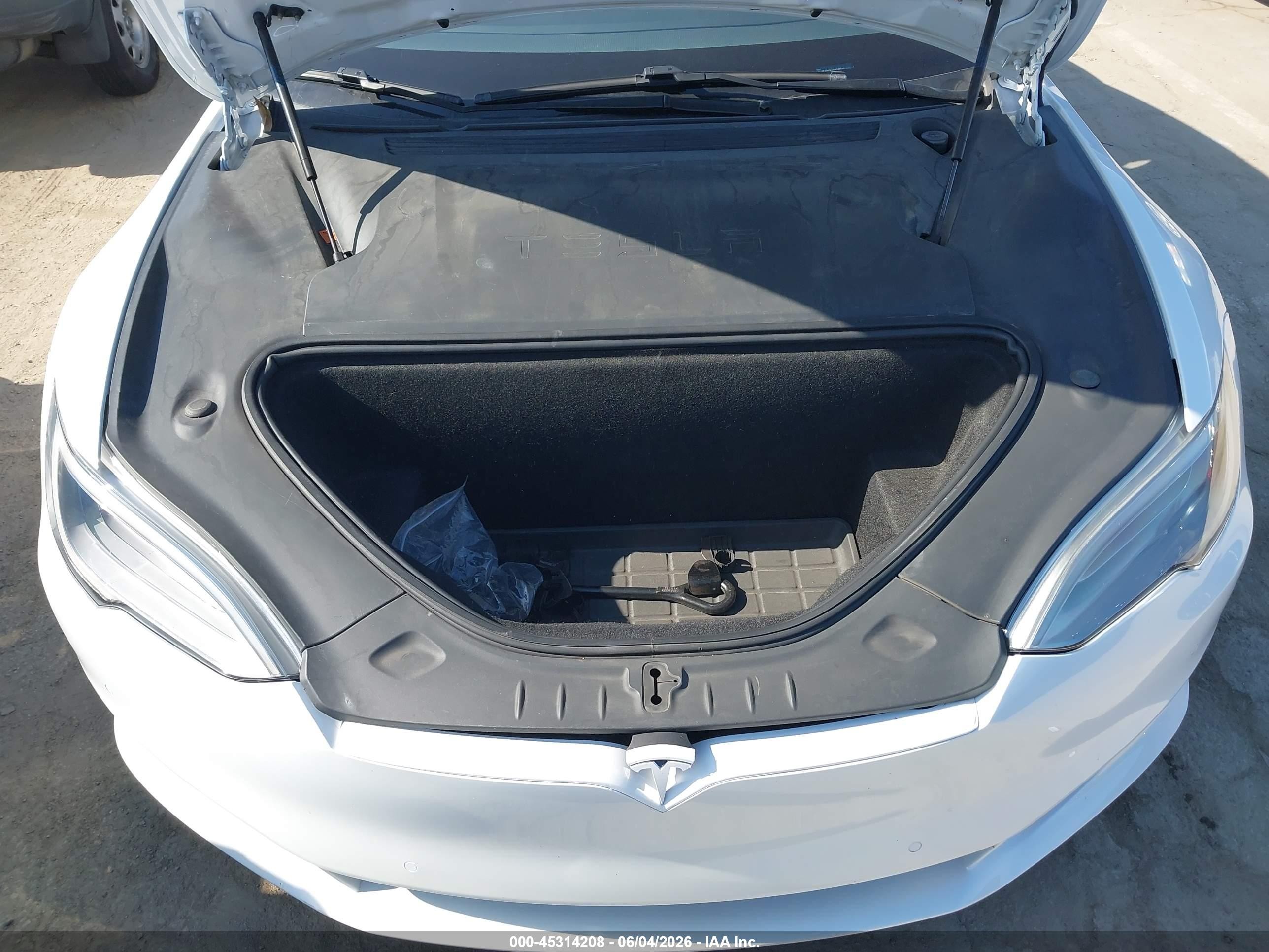 2020 Tesla Model S Long Range Dual Motor All-wheel Drive/long Range Plus Dual Motor All-wheel Drive White vin: 5YJSA1E2XLF415452