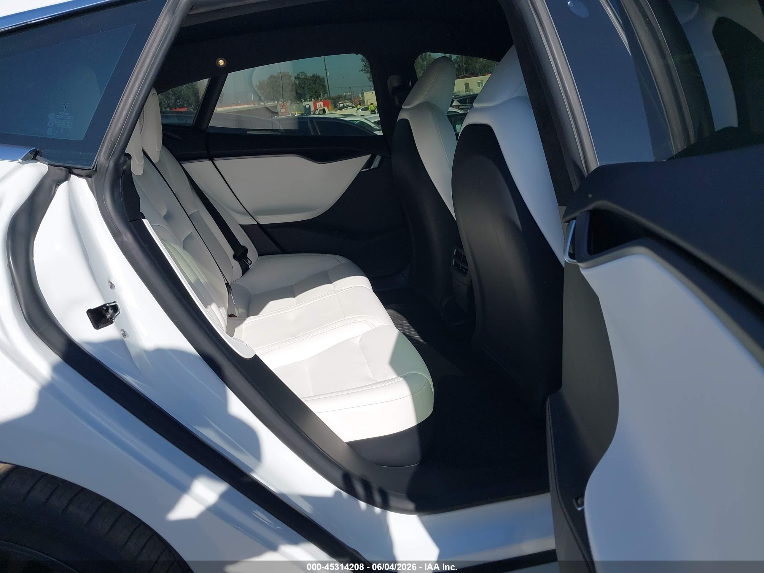 2020 Tesla Model S Long Range Dual Motor All-wheel Drive/long Range Plus Dual Motor All-wheel Drive White vin: 5YJSA1E2XLF415452