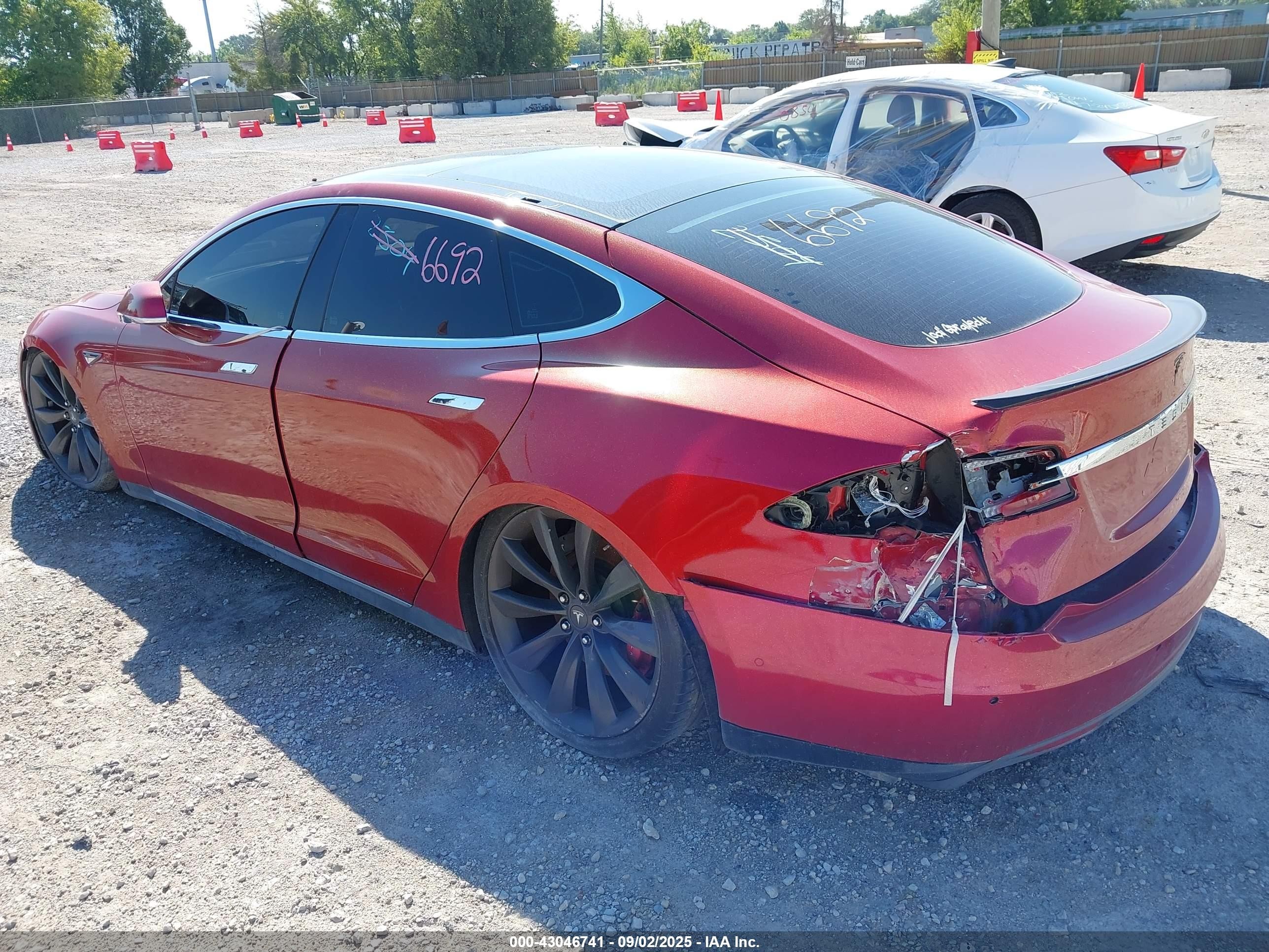 2015 Tesla Model S 85d/p85d Red vin: 5YJSA1E42FF102675
