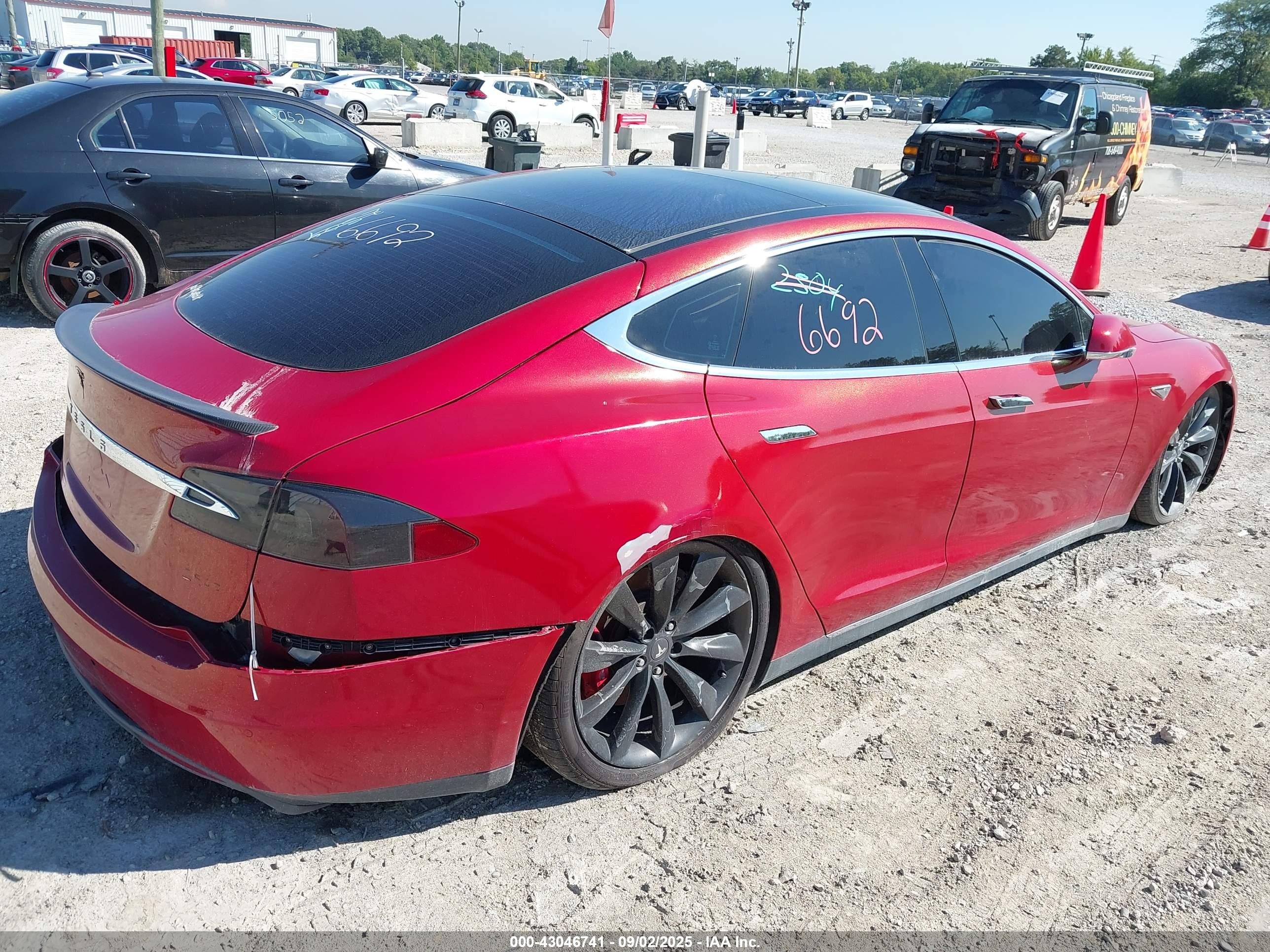 2015 Tesla Model S 85d/p85d Red vin: 5YJSA1E42FF102675
