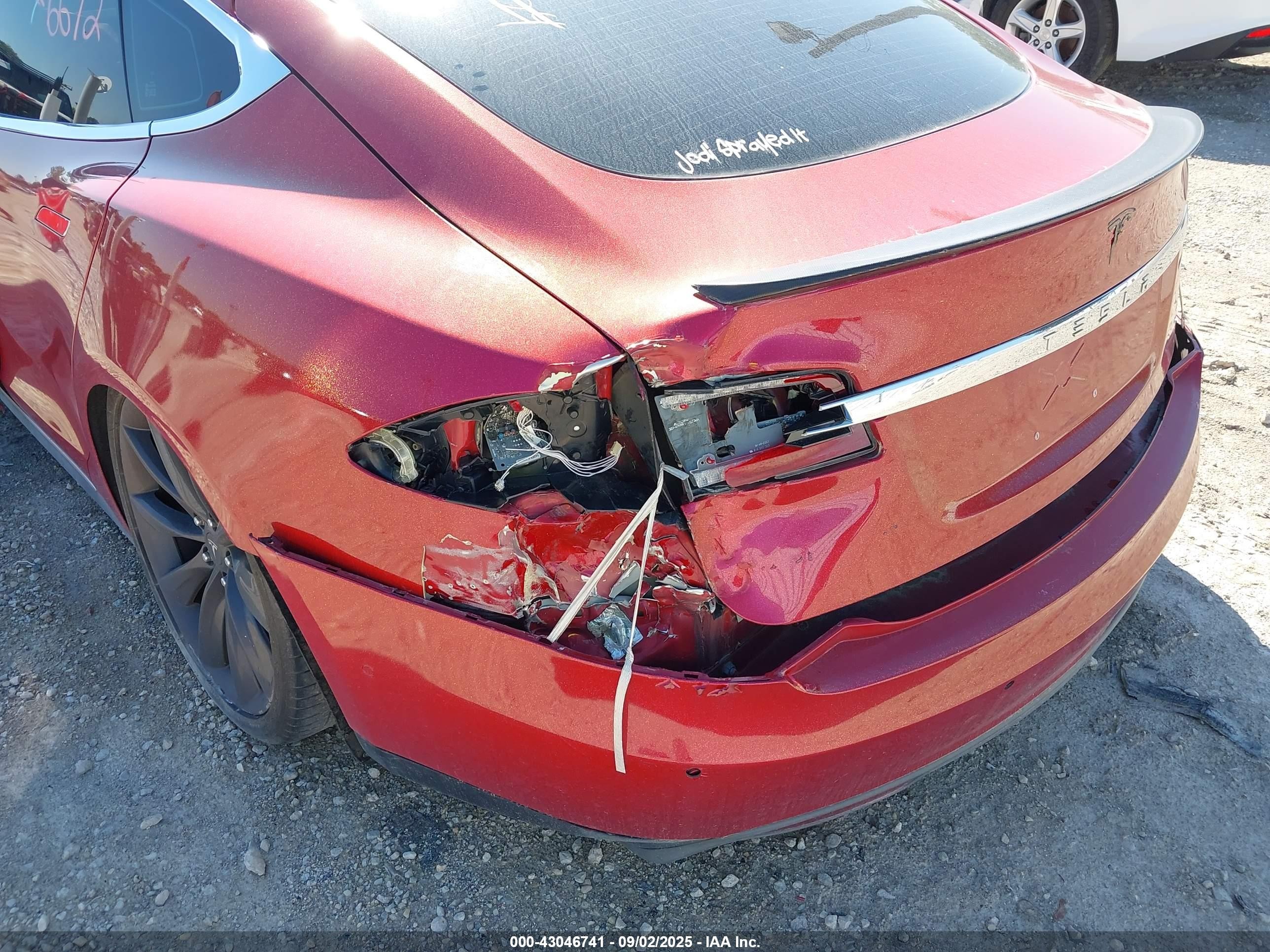 2015 Tesla Model S 85d/p85d Red vin: 5YJSA1E42FF102675