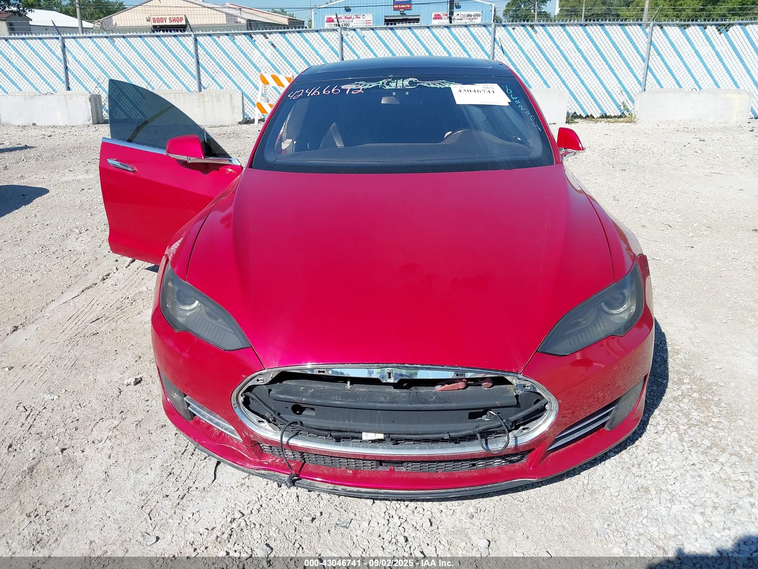 2015 Tesla Model S 85d/p85d Red vin: 5YJSA1E42FF102675