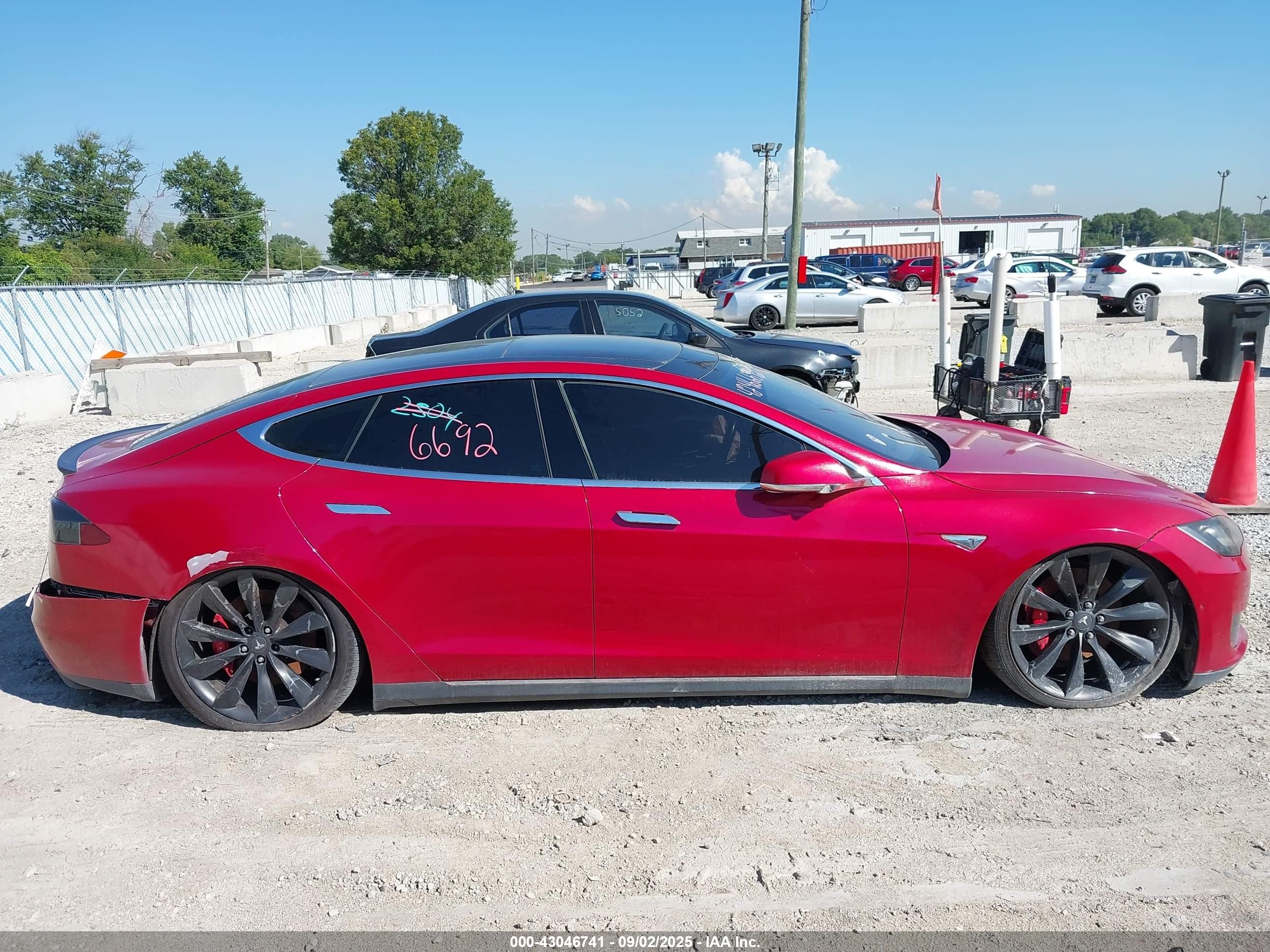 2015 Tesla Model S 85d/p85d Red vin: 5YJSA1E42FF102675