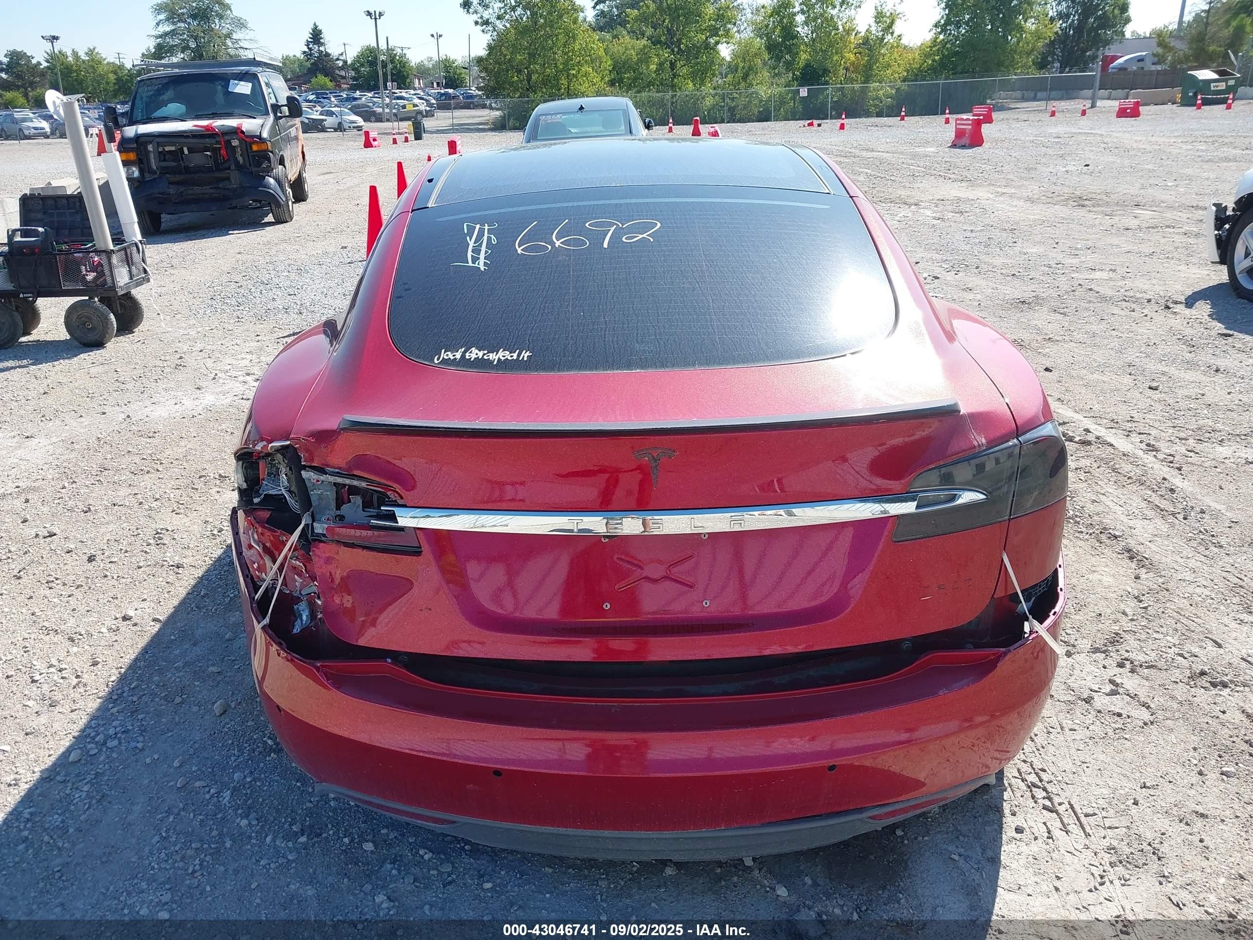 2015 Tesla Model S 85d/p85d Red vin: 5YJSA1E42FF102675
