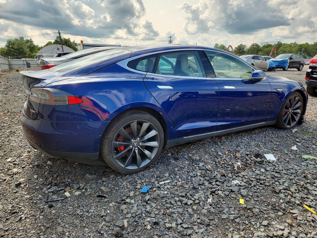 2015 Tesla Model S Blue vin: 5YJSA1E47FF114353