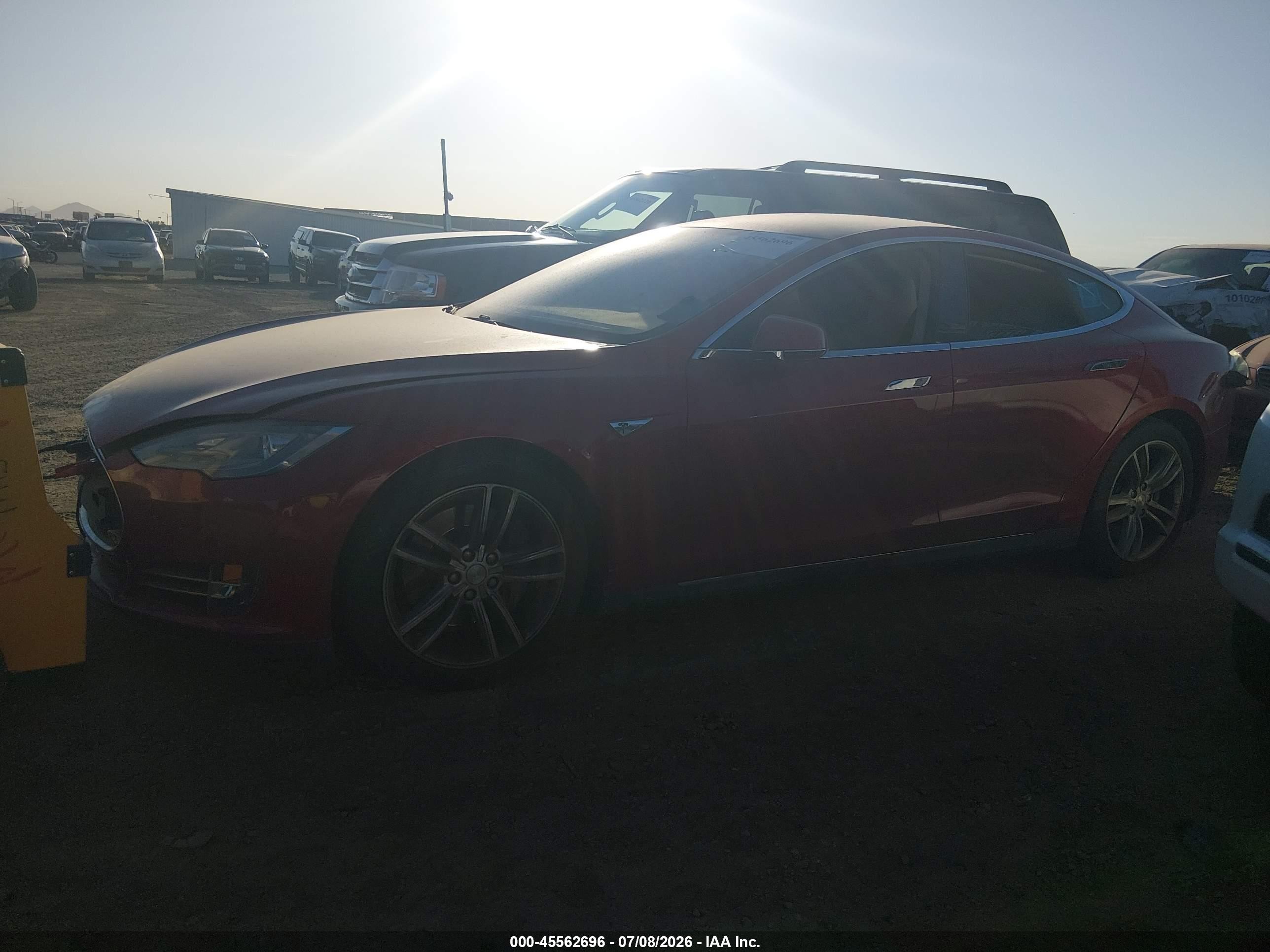2014 Tesla Model S P85 Красный vin: 5YJSA1H11EFP45017