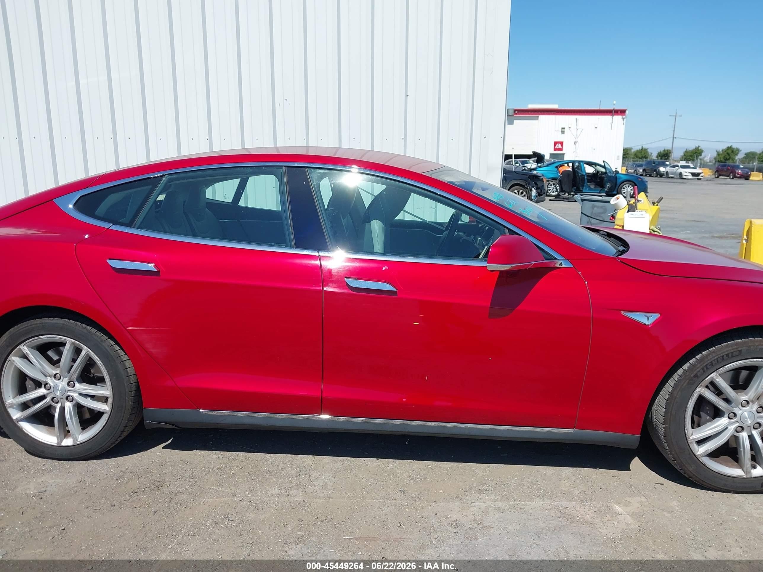 2014 Tesla Model S P85 Red vin: 5YJSA1H13EFP67469