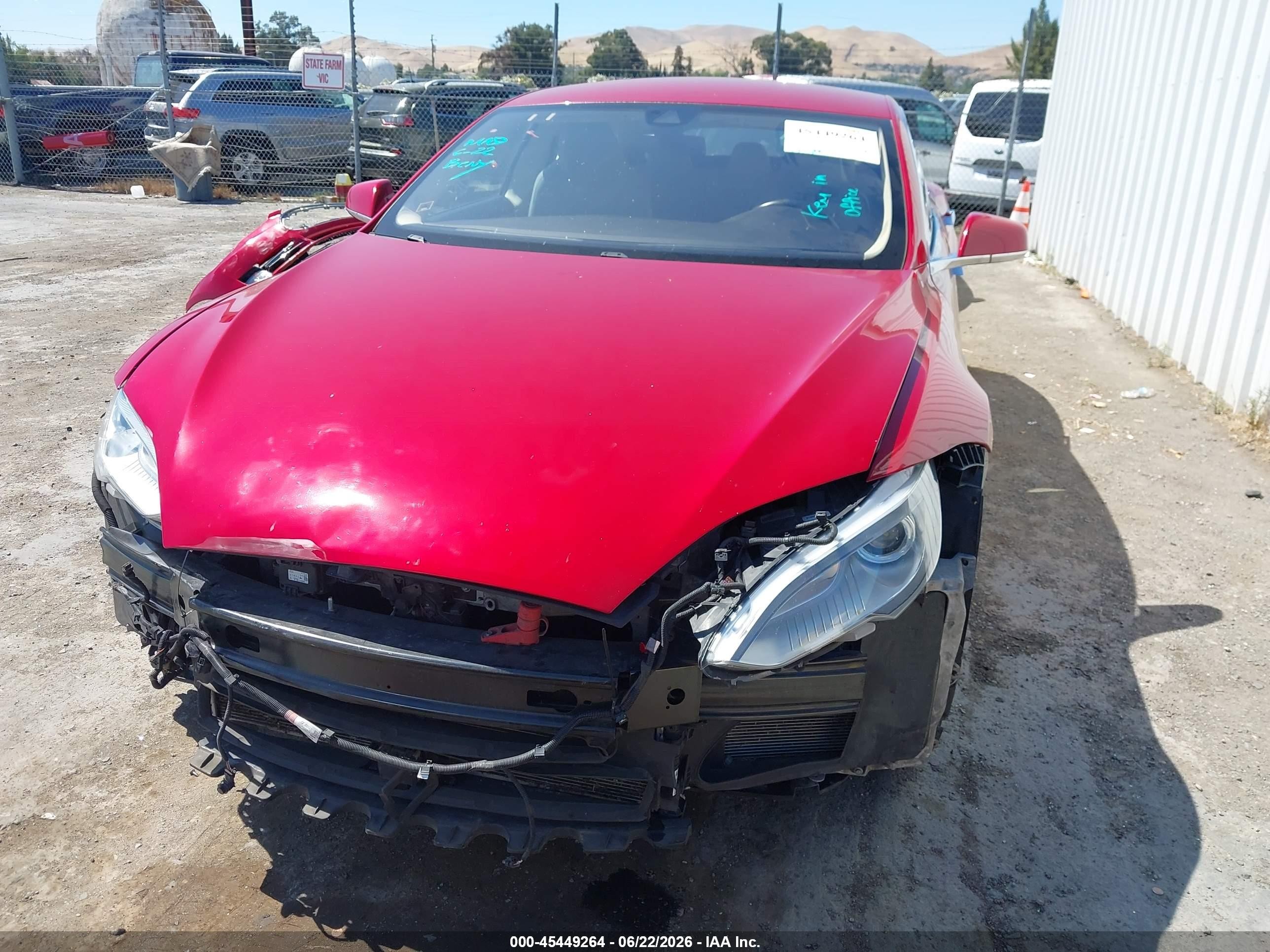 2014 Tesla Model S P85 Red vin: 5YJSA1H13EFP67469