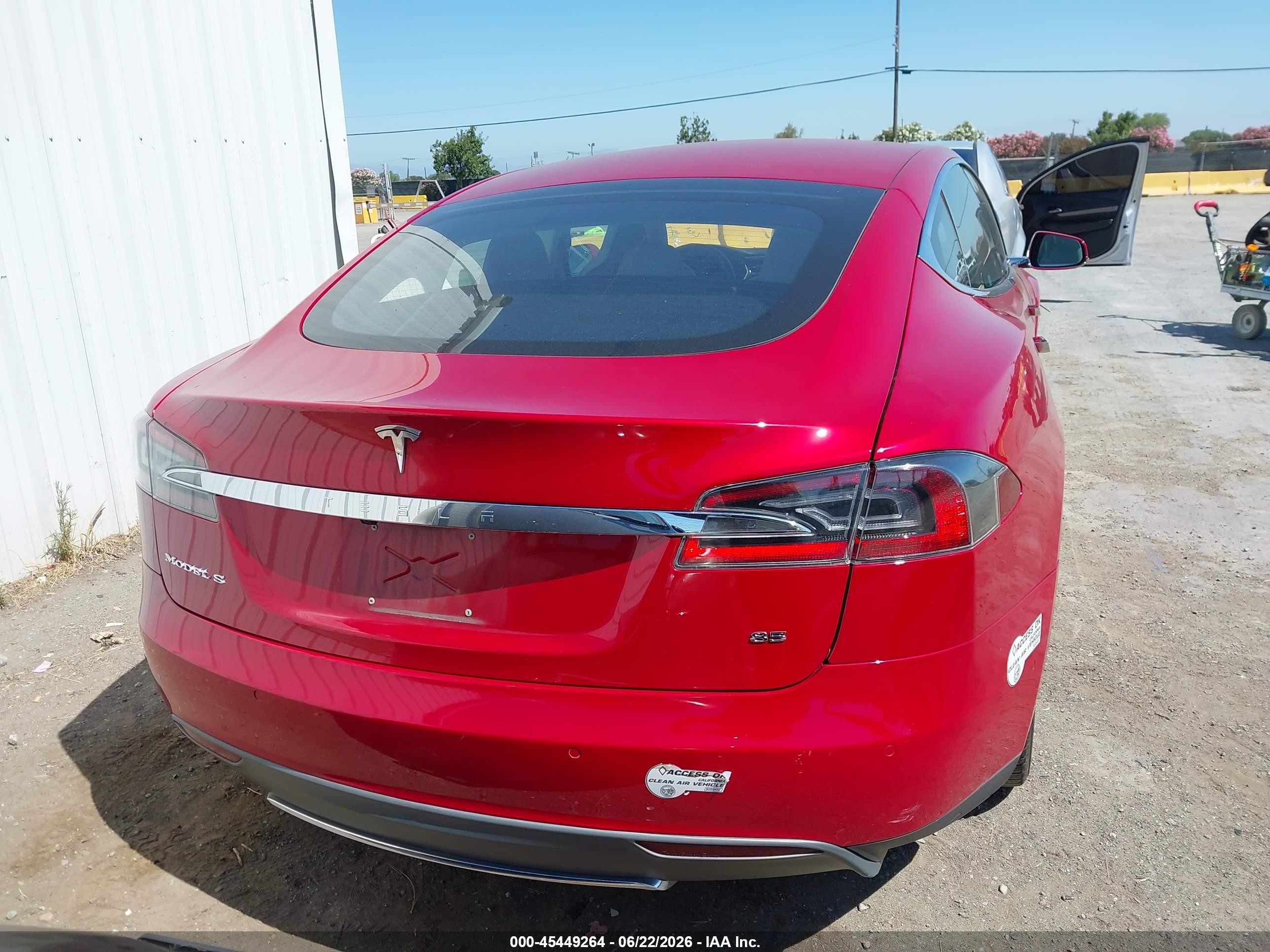 2014 Tesla Model S P85 Red vin: 5YJSA1H13EFP67469