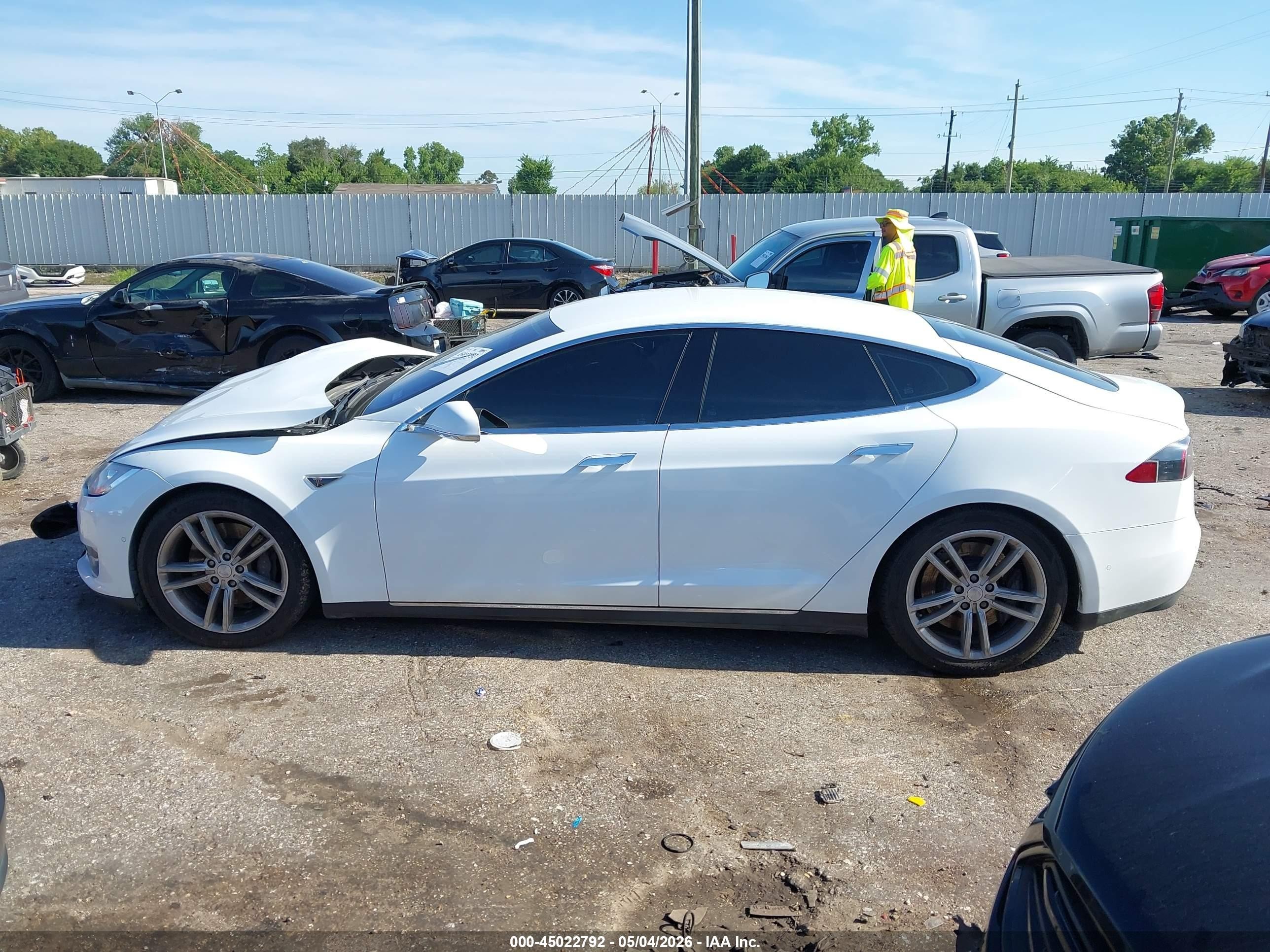 2014 Tesla Model S P85 White vin: 5YJSA1H14EFP65276