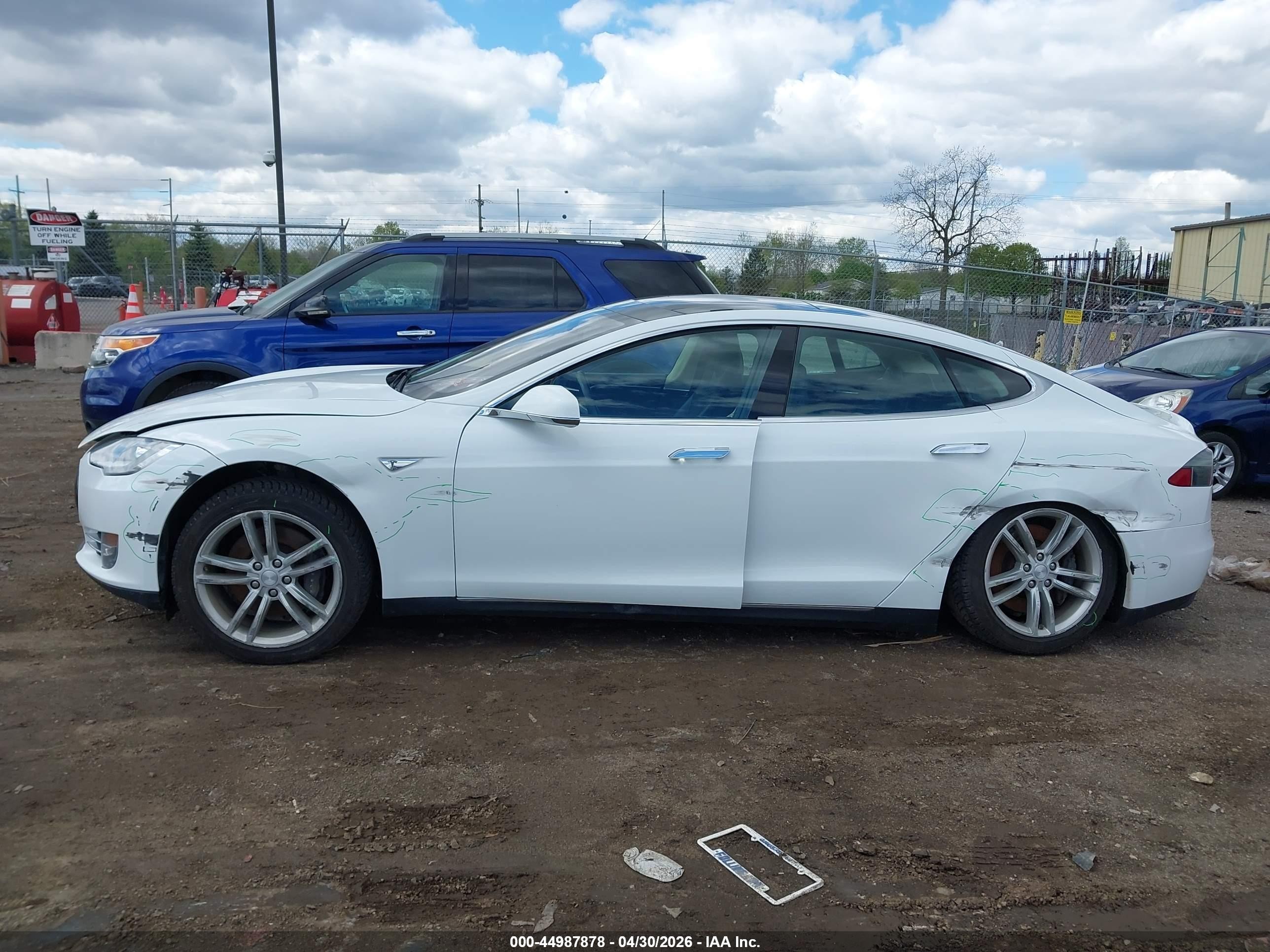 2014 Tesla Model S P85 White vin: 5YJSA1H15EFP49393