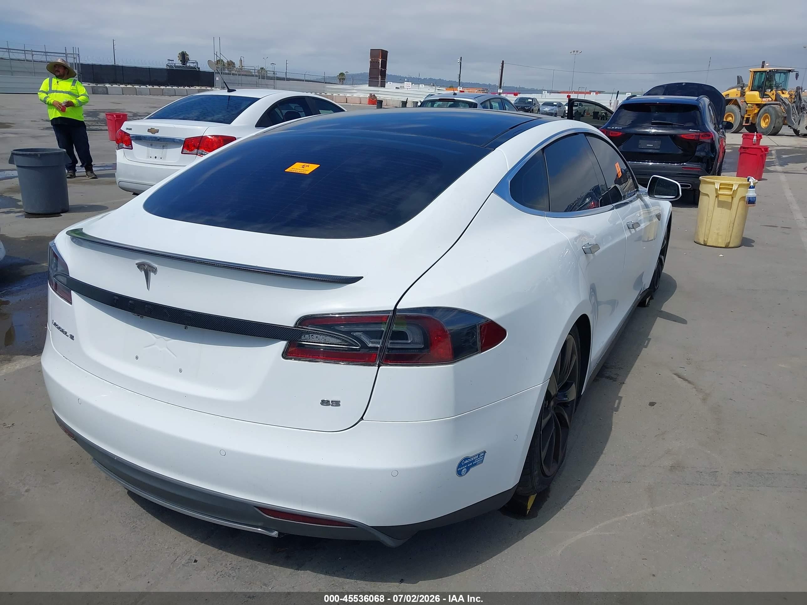 2015 Tesla Model S   White vin: 5YJSA1H15FFP78264
