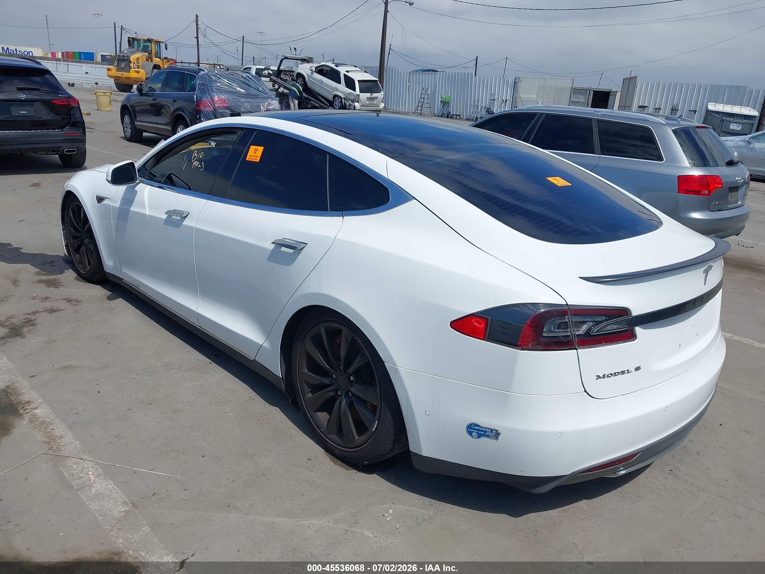 2015 Tesla Model S   White vin: 5YJSA1H15FFP78264