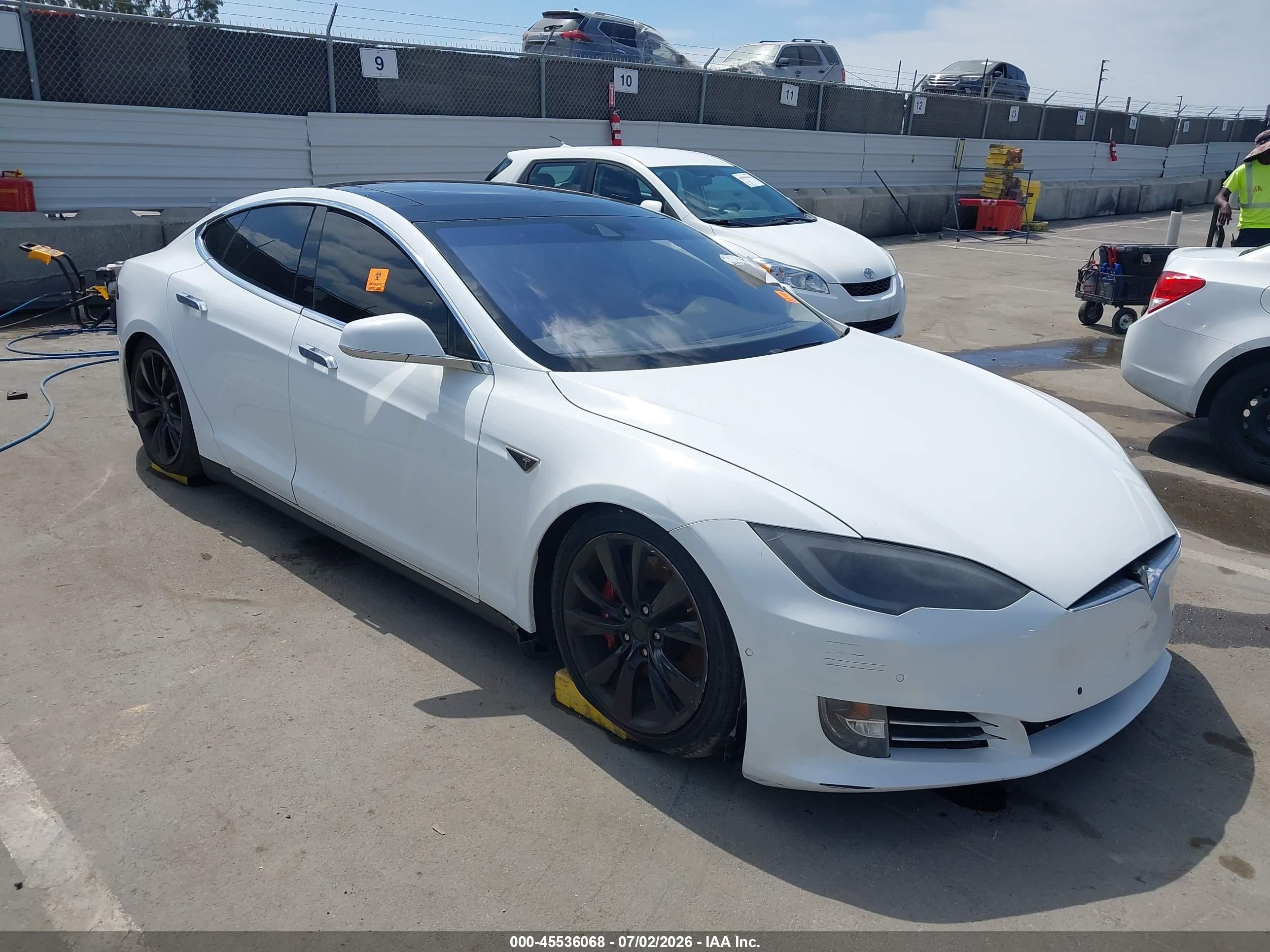 2015 Tesla Model S   White vin: 5YJSA1H15FFP78264