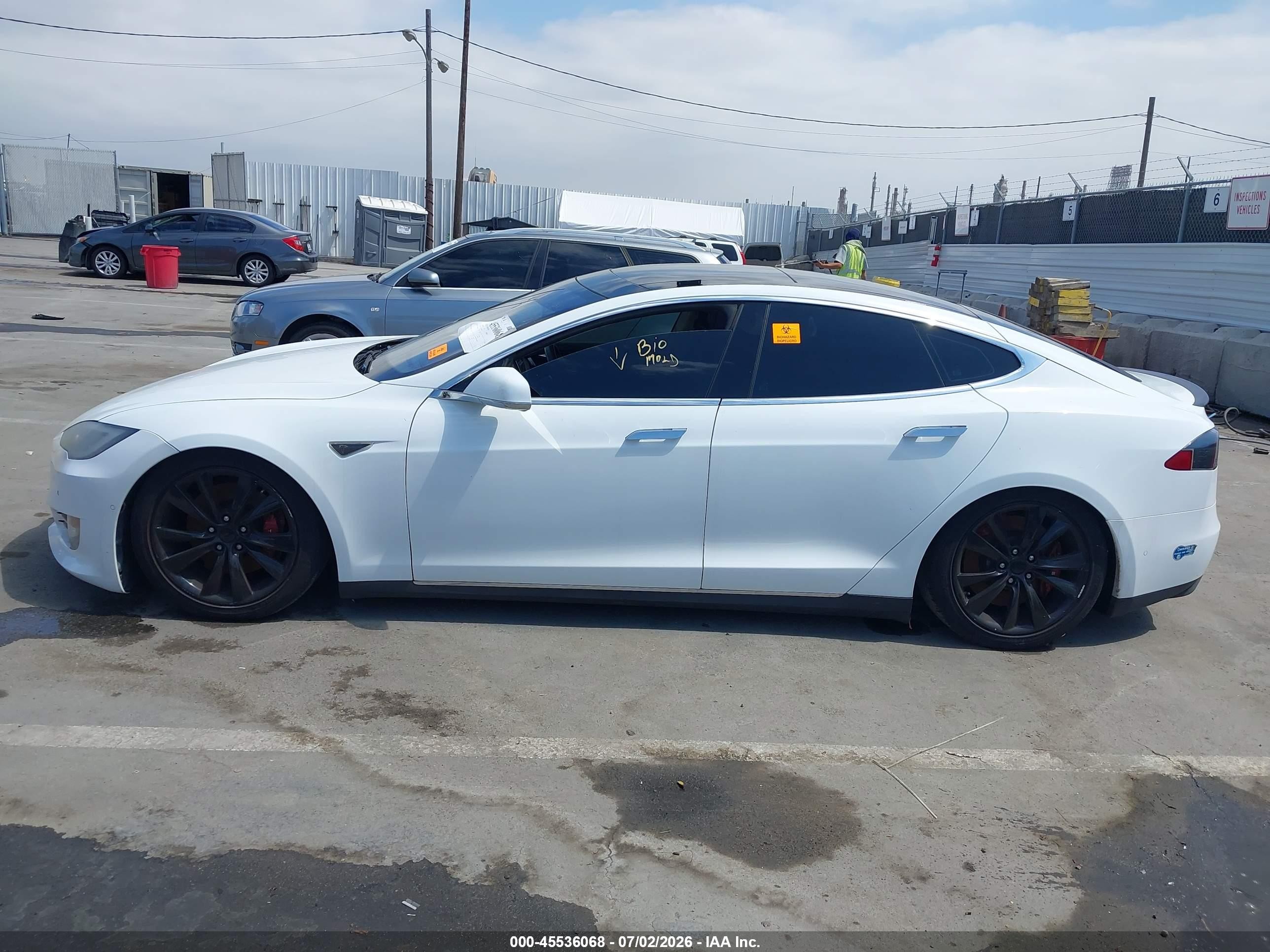 2015 Tesla Model S   White vin: 5YJSA1H15FFP78264
