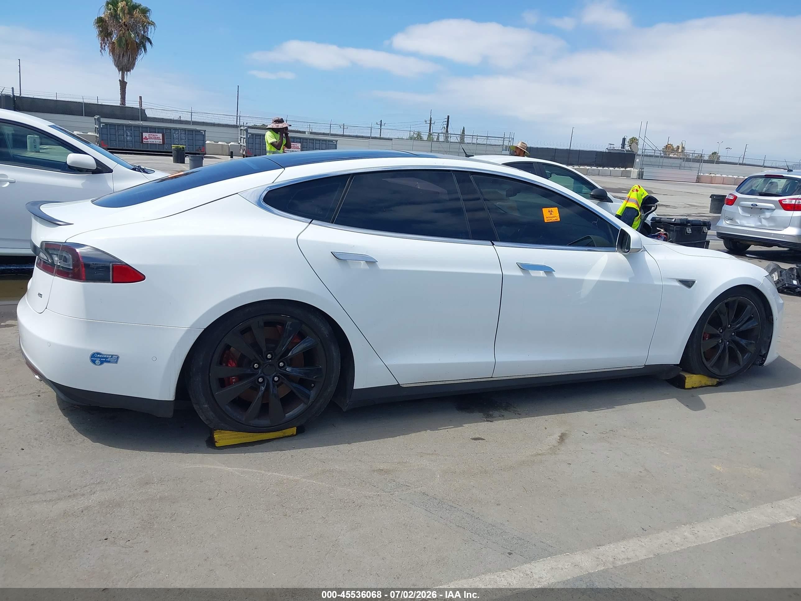 2015 Tesla Model S   White vin: 5YJSA1H15FFP78264