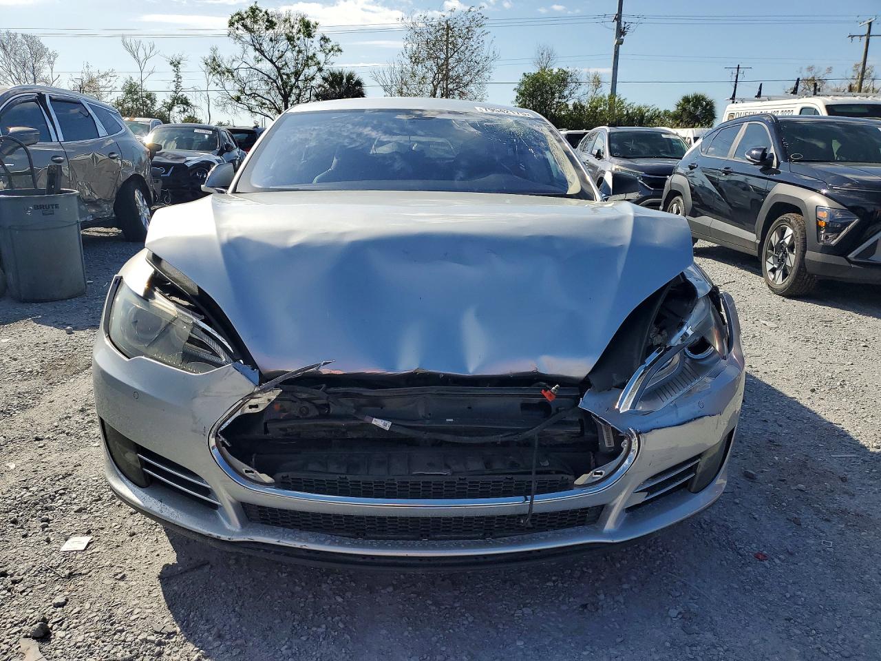 2014 Tesla Model S Серебряный vin: 5YJSA1H18EFP42972
