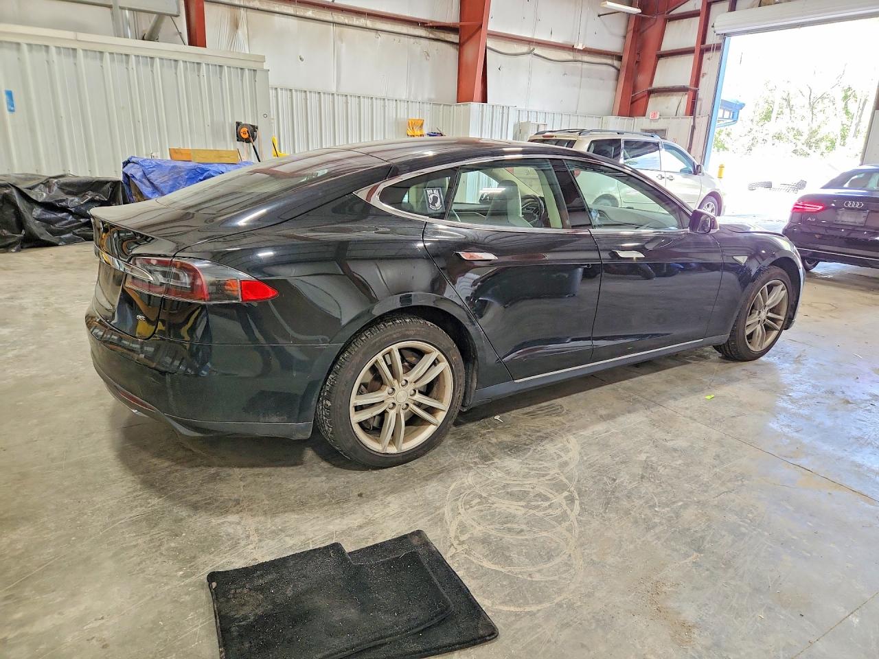 2014 Tesla Model S Black vin: 5YJSA1H18EFP49436