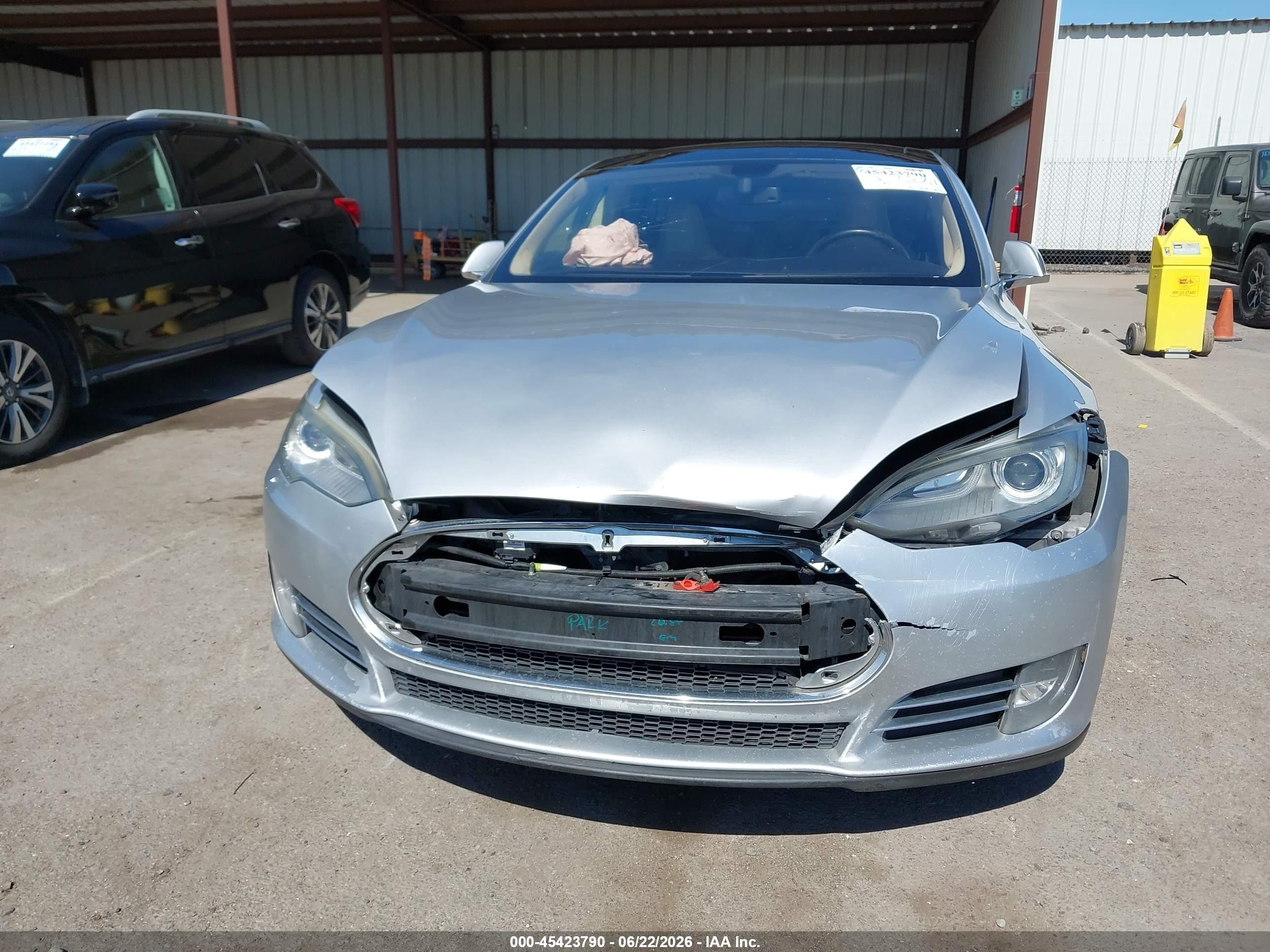 2014 Tesla Model S P85 Silver vin: 5YJSA1H18EFP51512