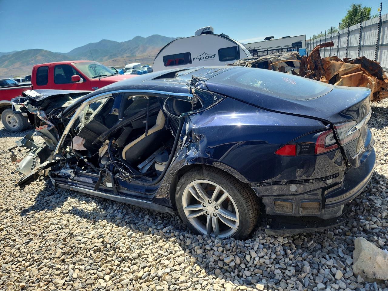 2014 Tesla Model S Blue vin: 5YJSA1H19EFP33469