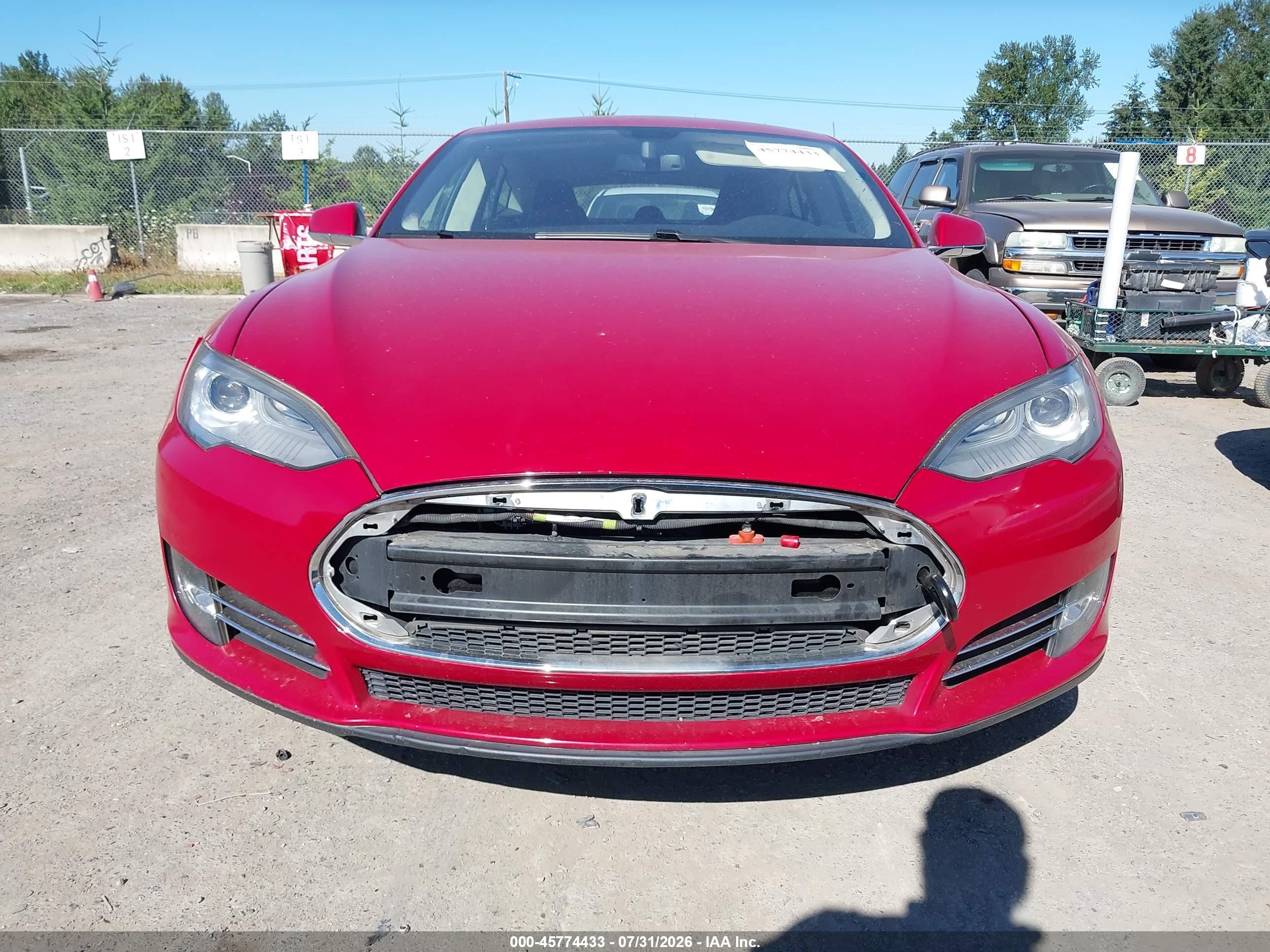 2014 Tesla Model S P85 Red vin: 5YJSA1H1XEFP29429
